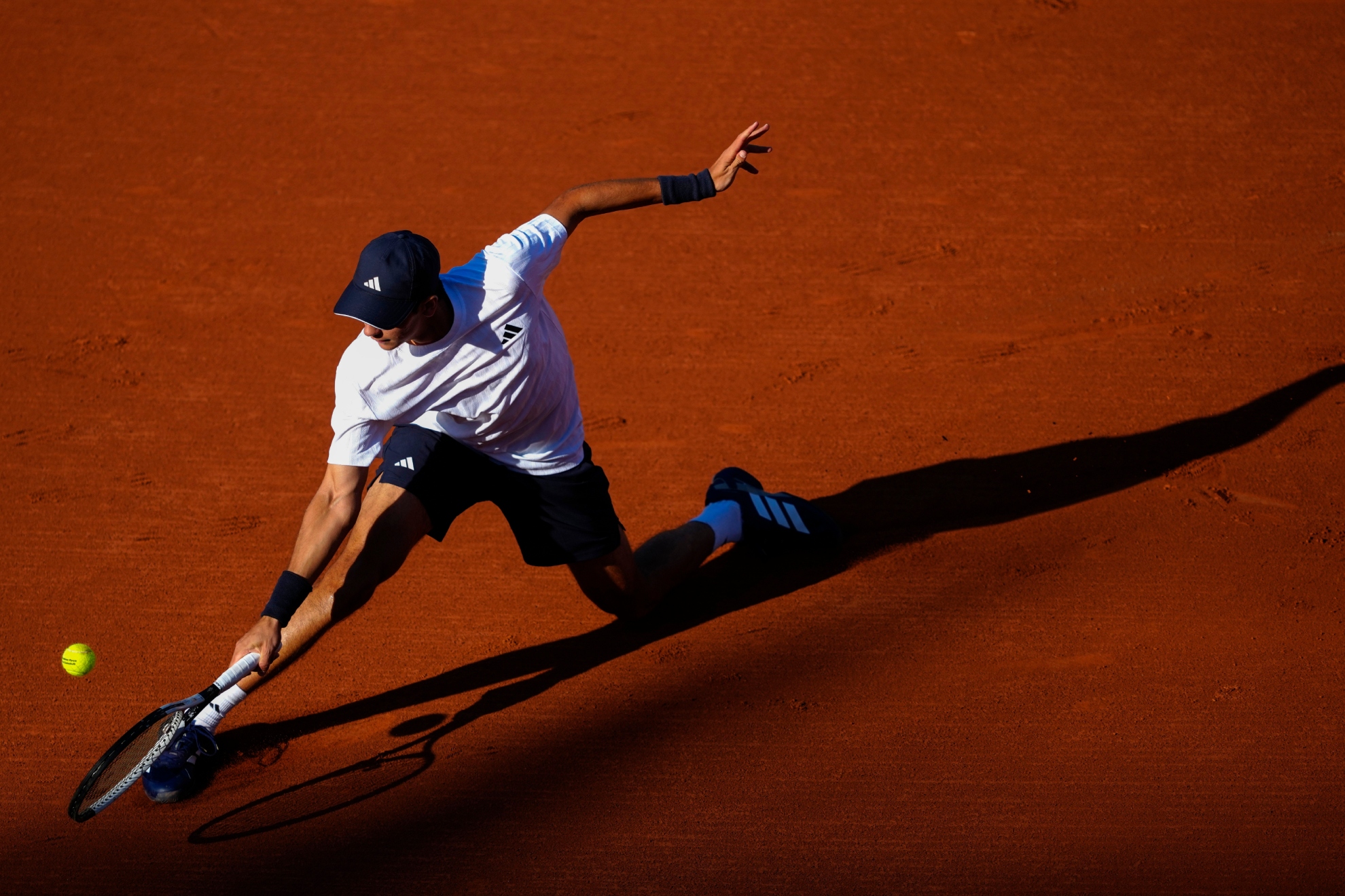 Jódar se desliza sobre la arena.