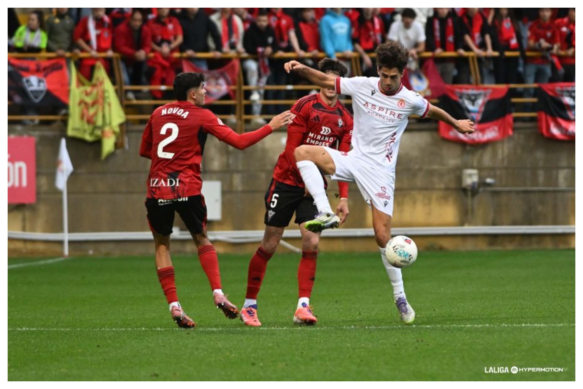 Una imagen del duelo de la primera vuelta entre Cultural y Mirandés, dos de los implicados