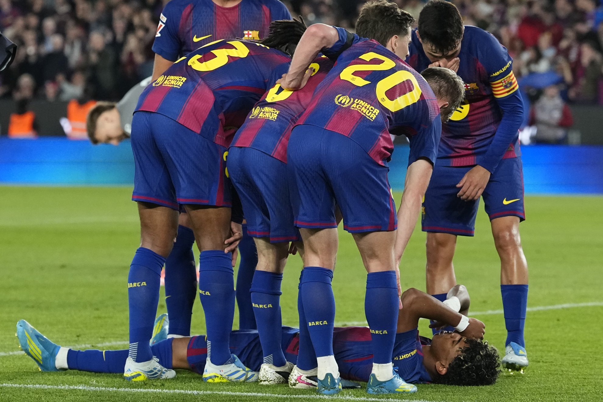 Lamine Yamal se duele en el césped tras lesionarse al lanzar el penalti que supuso el 1-0 al Celta.