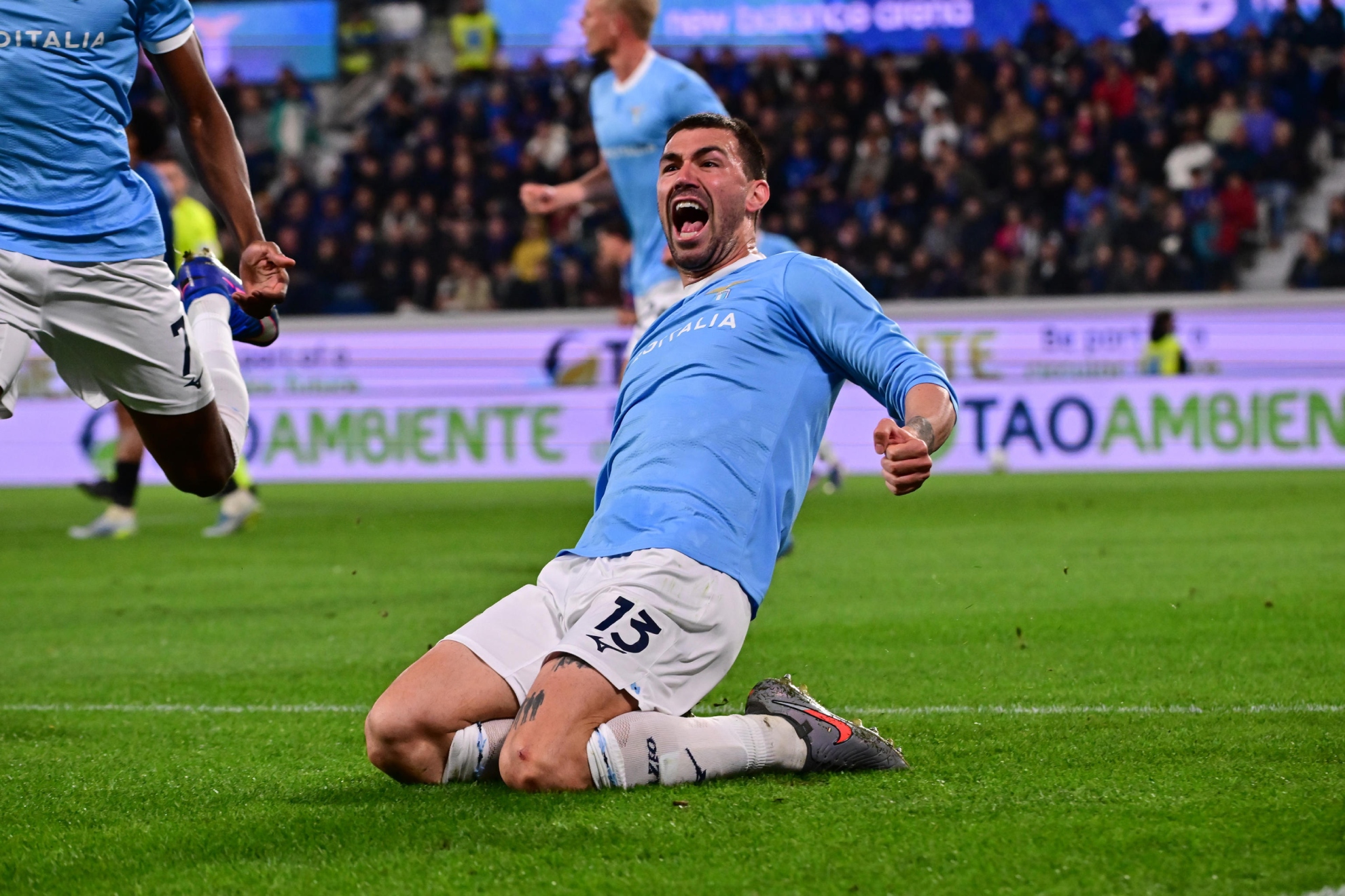 Alessio Romagnoli celebra su gol ante Atalanta.