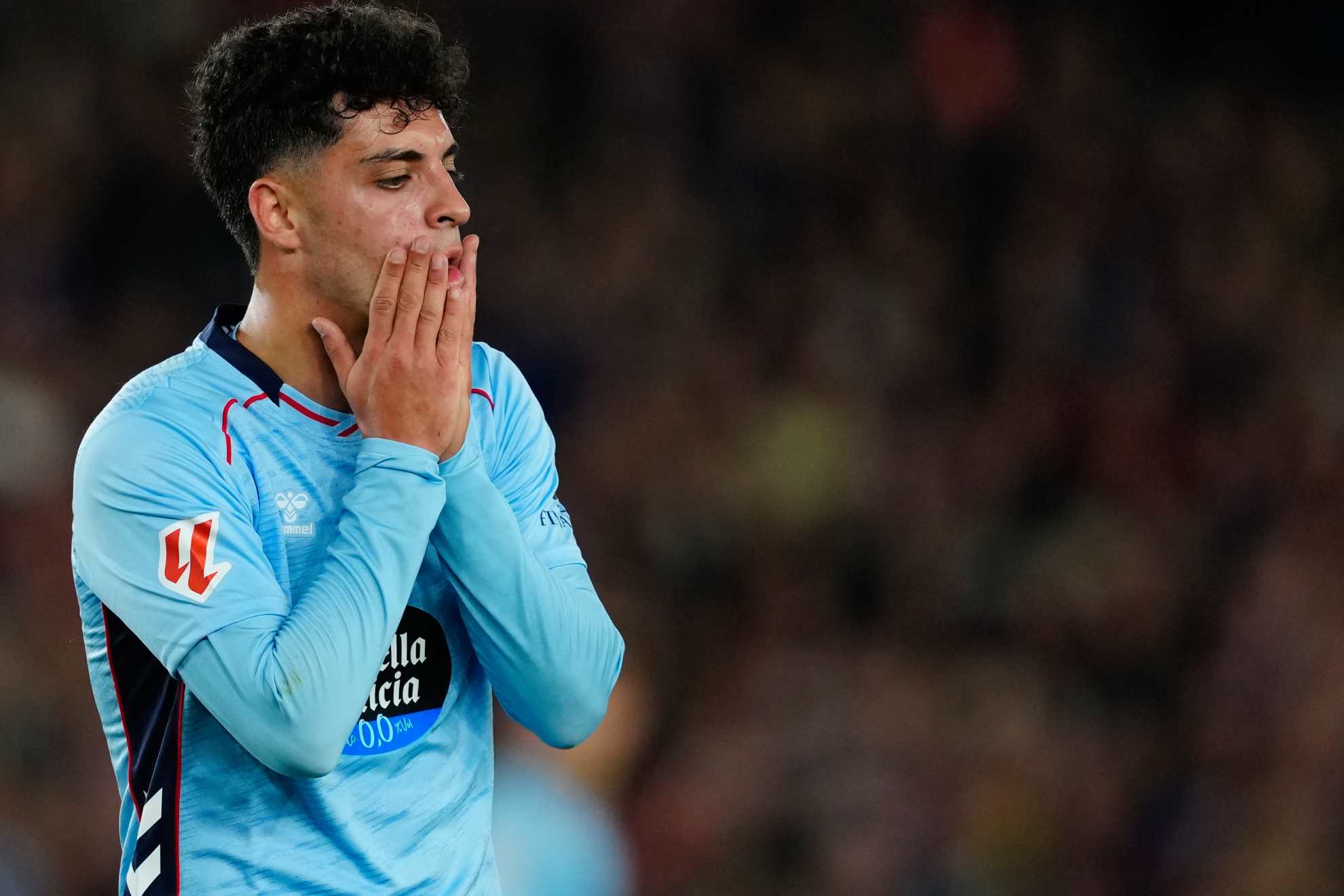 Hugo Álvarez se lamenta durante el partido ante el Barcelona