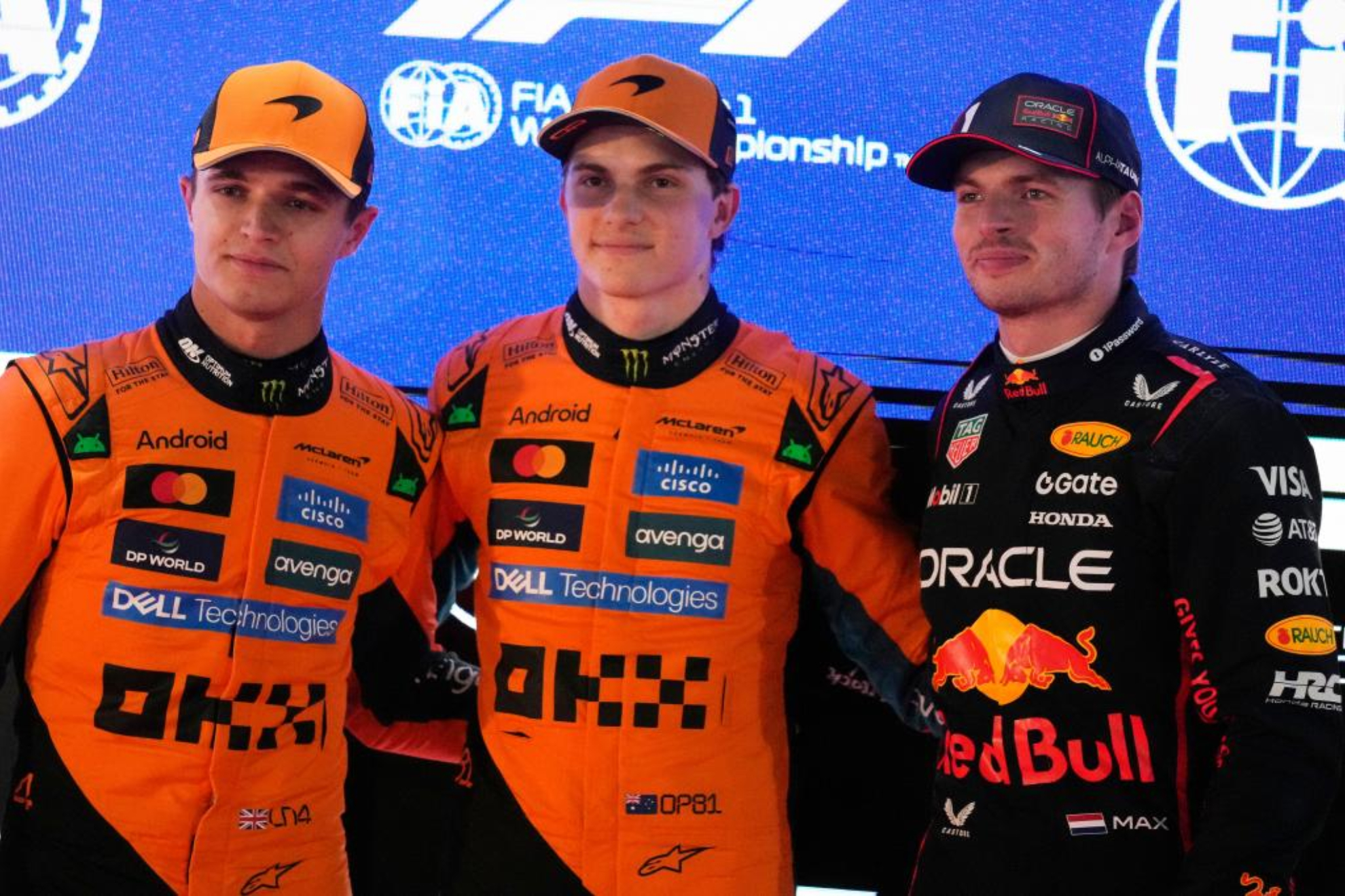 Verstappen, con Piastri y Norris en una carrera del 2025.