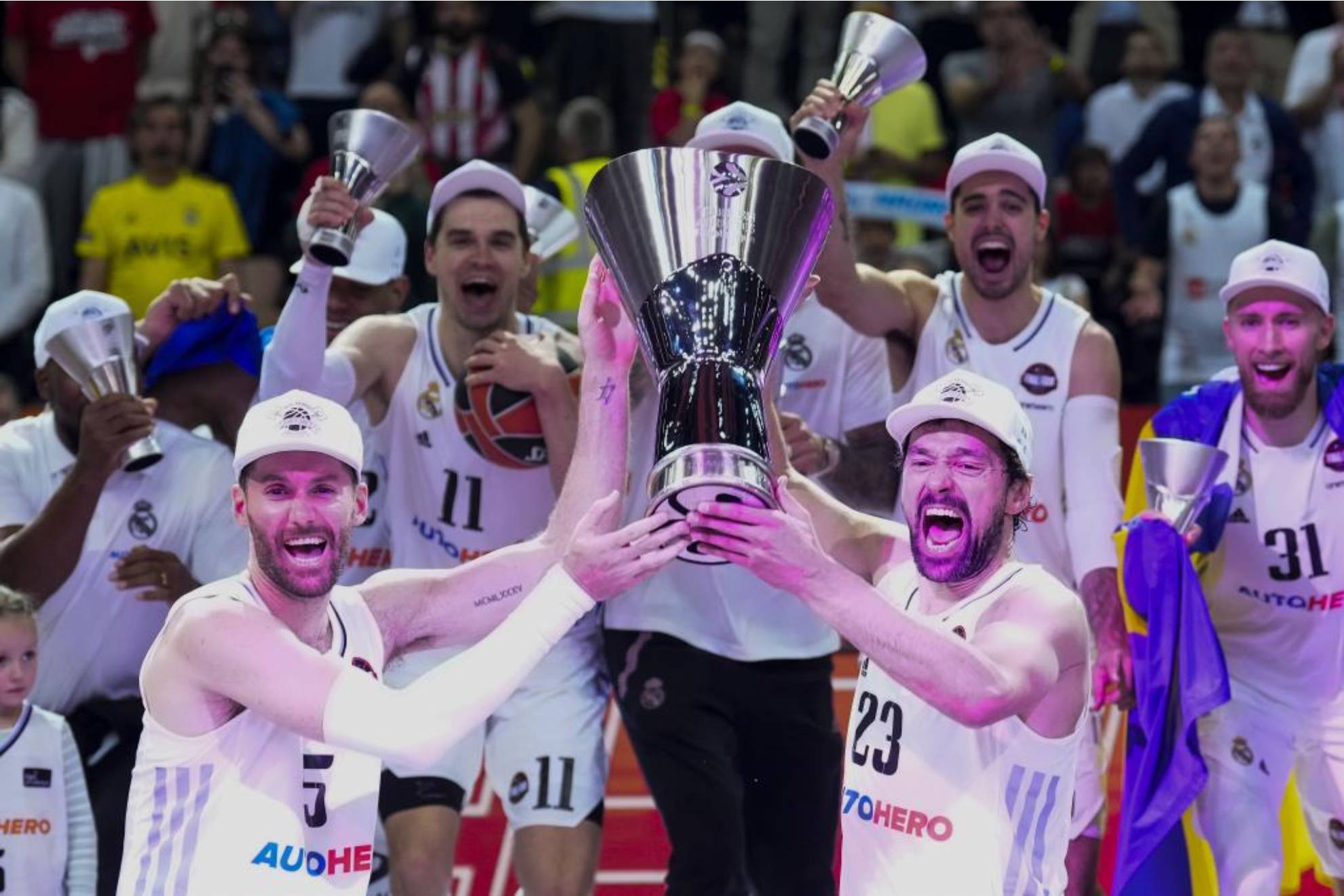 Rudy Fernández y Sergio Llull levantan la Euroliga de 2023.