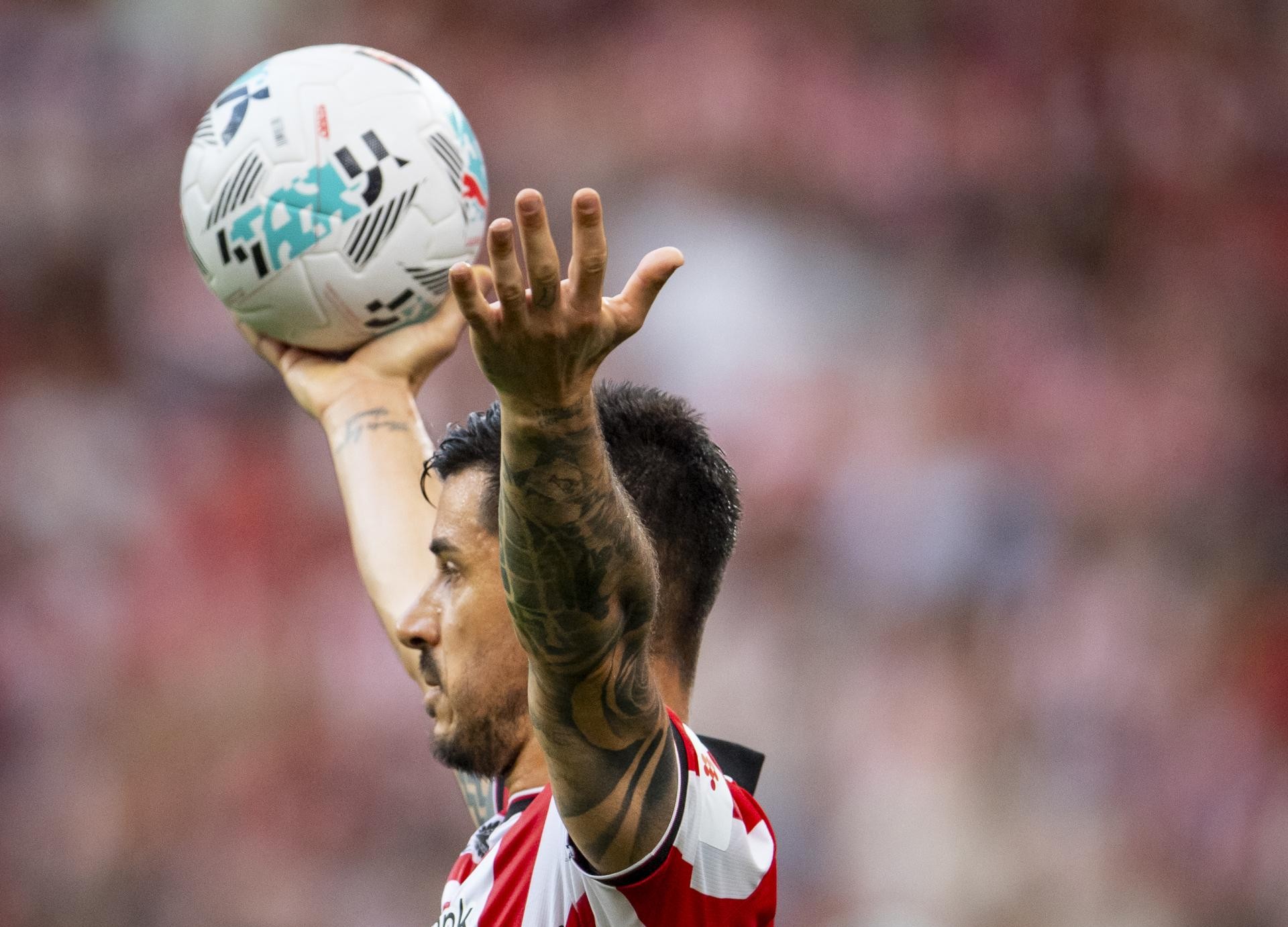 Yuri se dispone a realizar un saque de banda en el último partido en San Mamés.