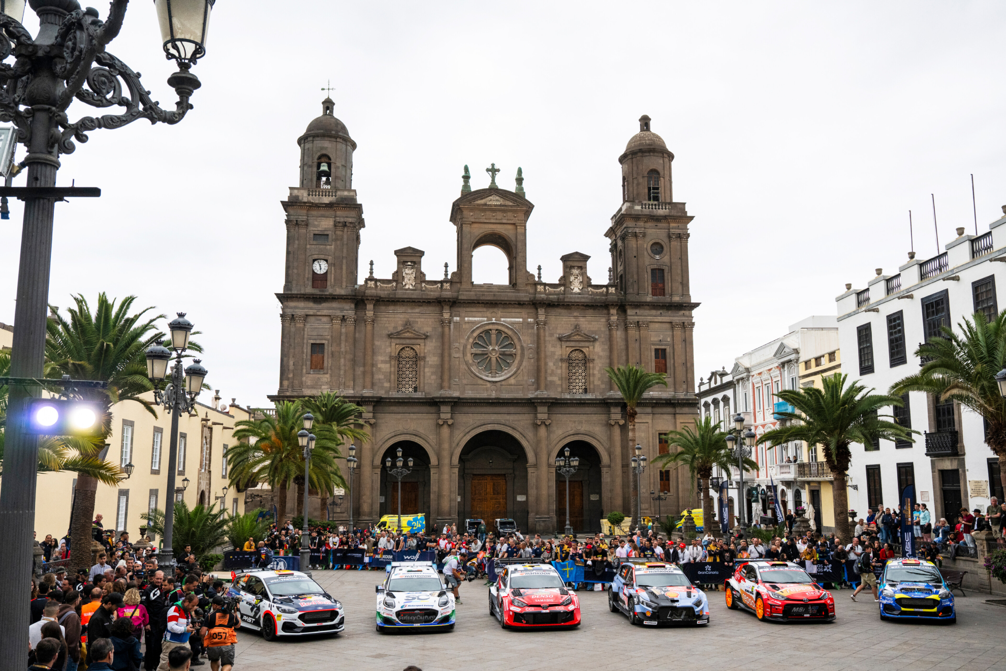 El Islas Canarias se presenta en Santa Ana.