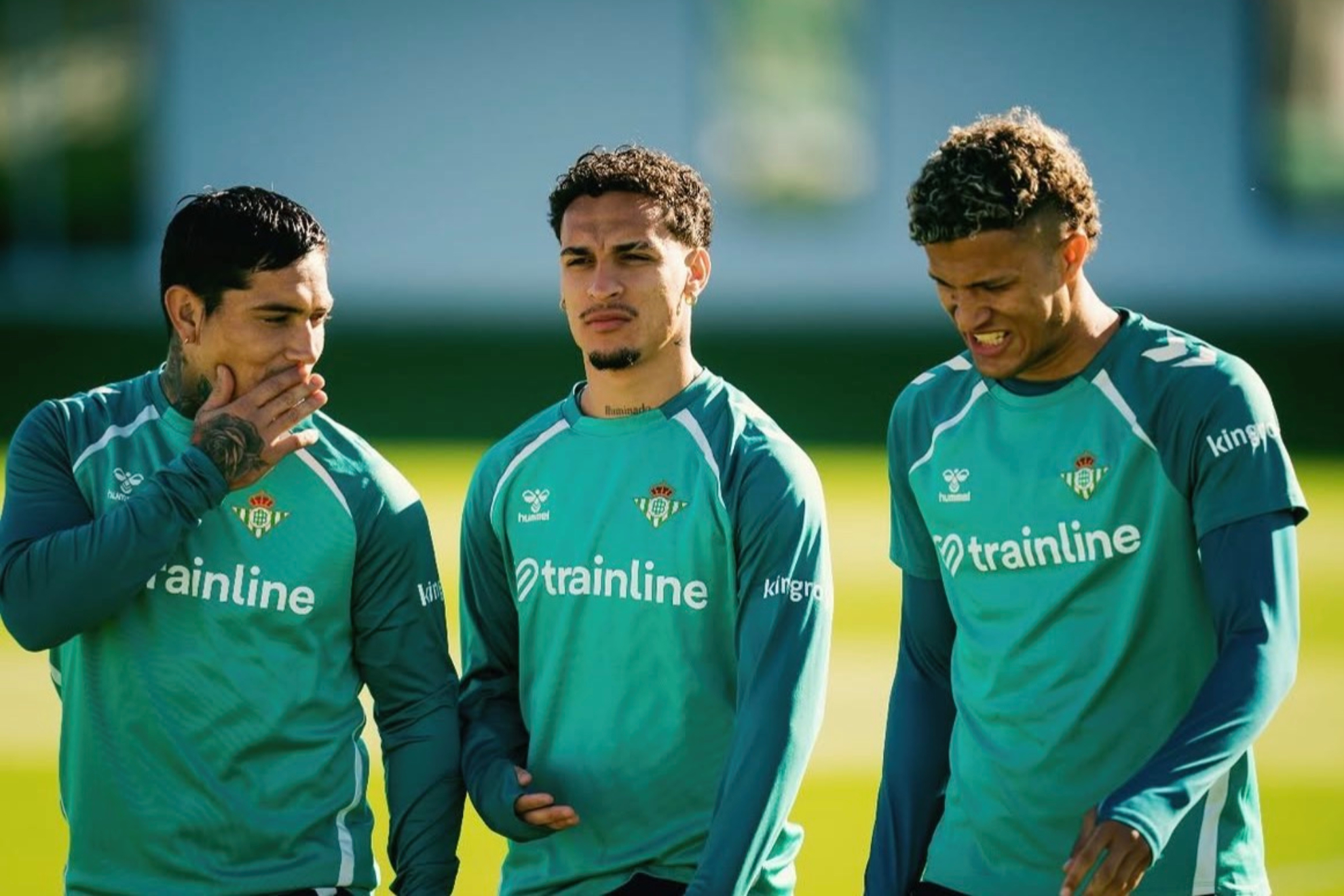 Antony, con Chimy y Deossa en un entrenamiento