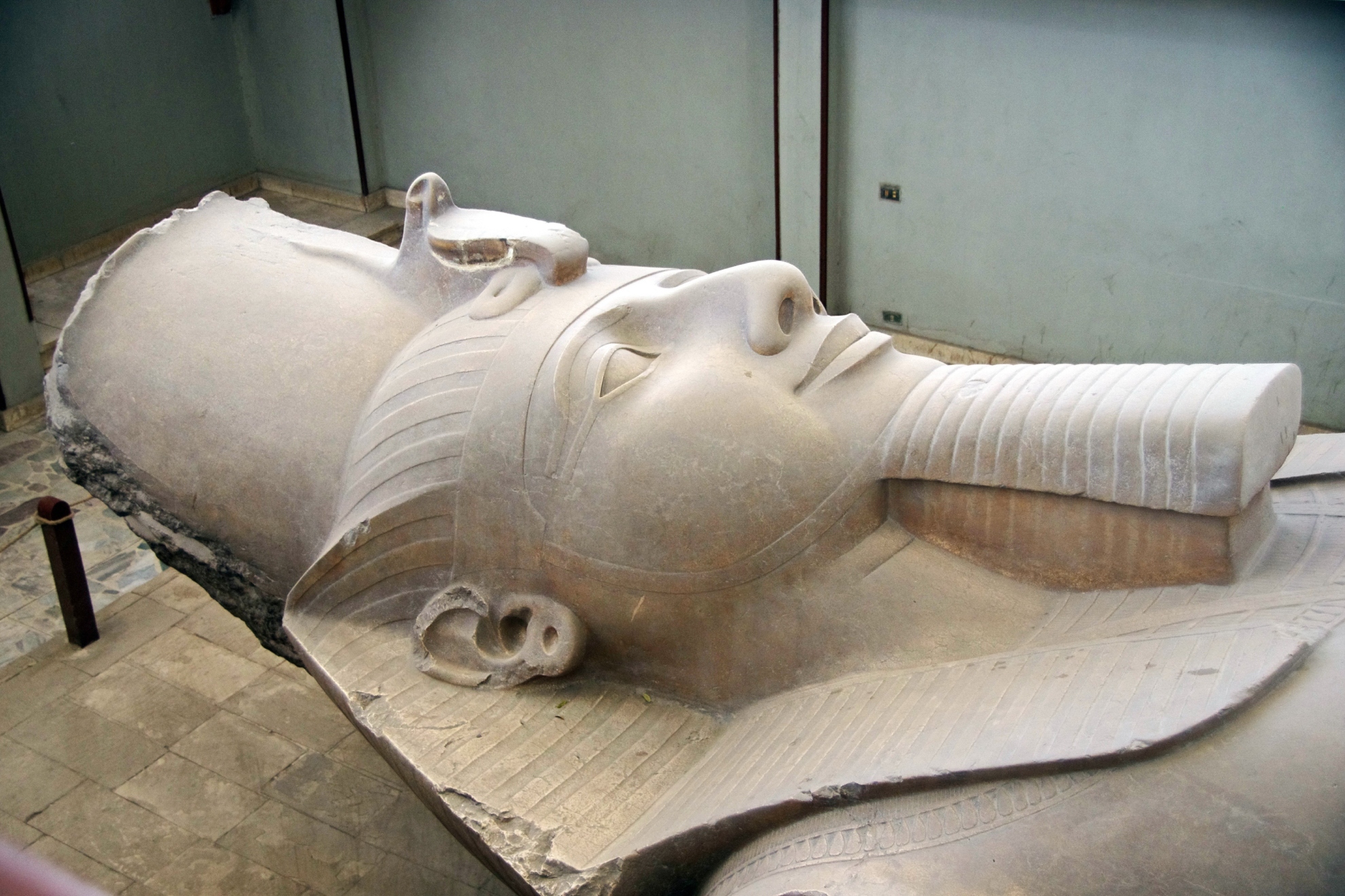 Hallan en Egipto una gran estatua que podría pertenecer a Ramsés II en ...