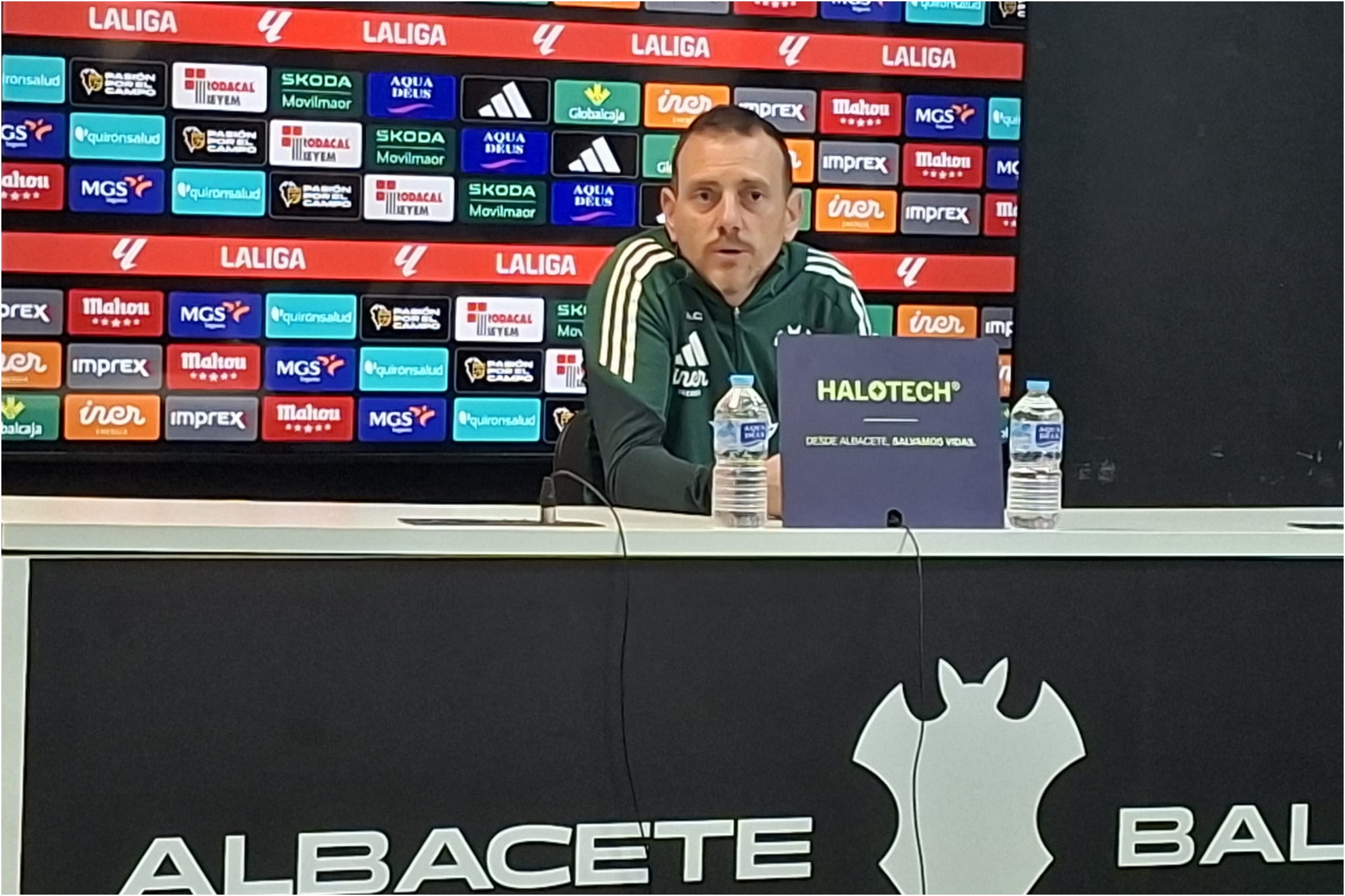 El técnico del Alba, en rueda de prensa.