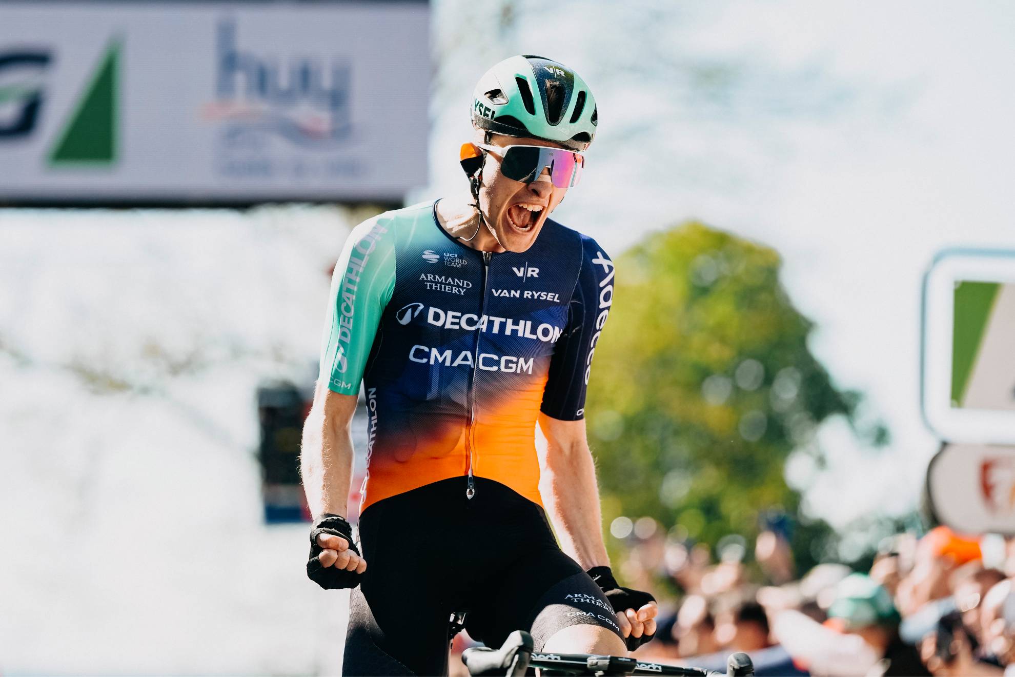 Paul Seixas celebra la victoria en la Flecha Valona.