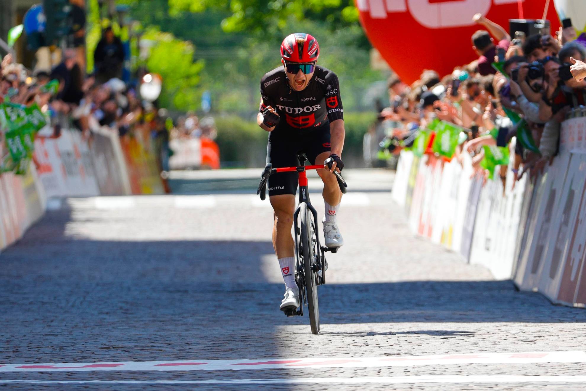 Lennart Jasch celebra la victoria.