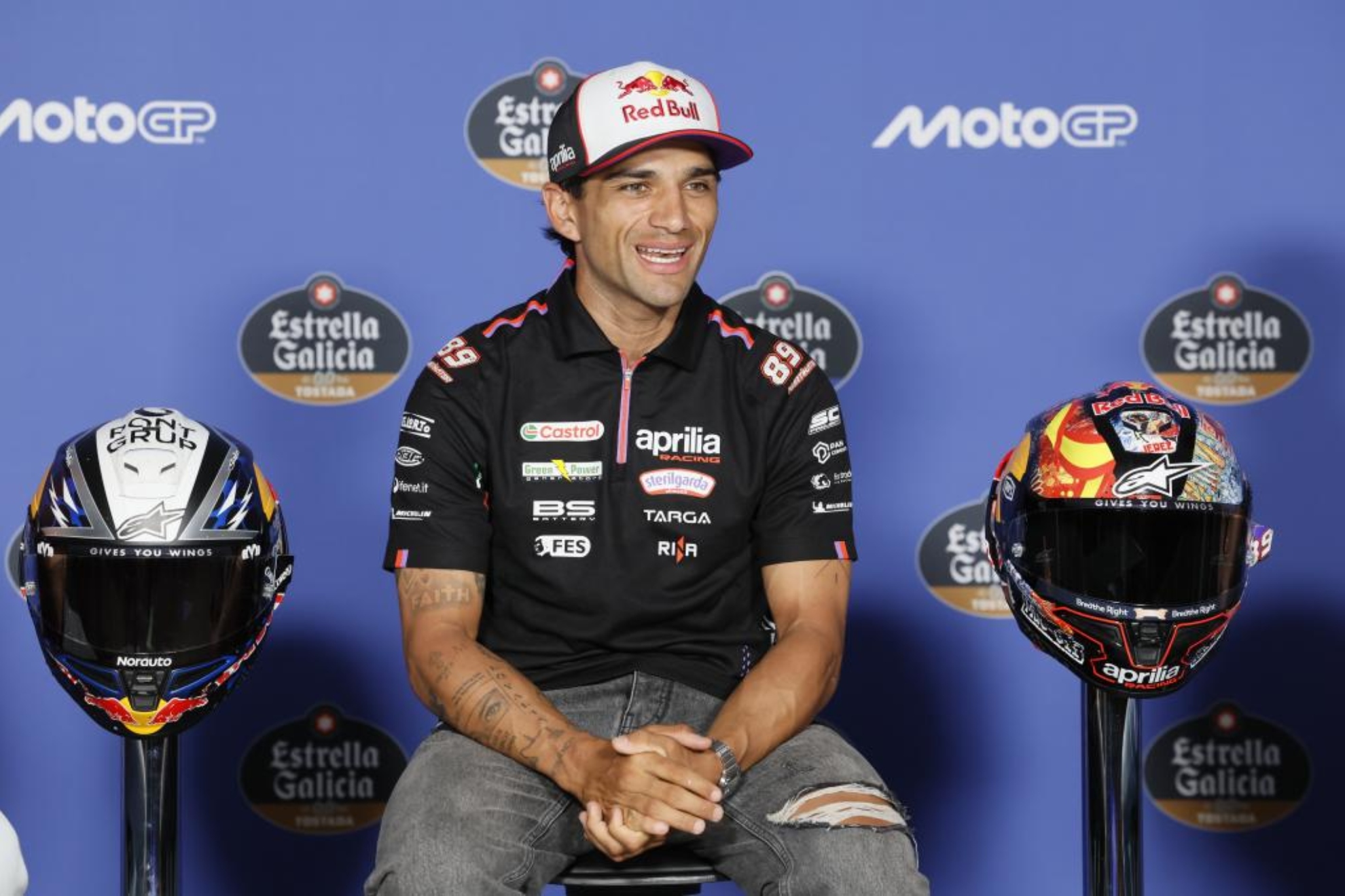 Jorge Martín, con su casco especial, a su izquierda.