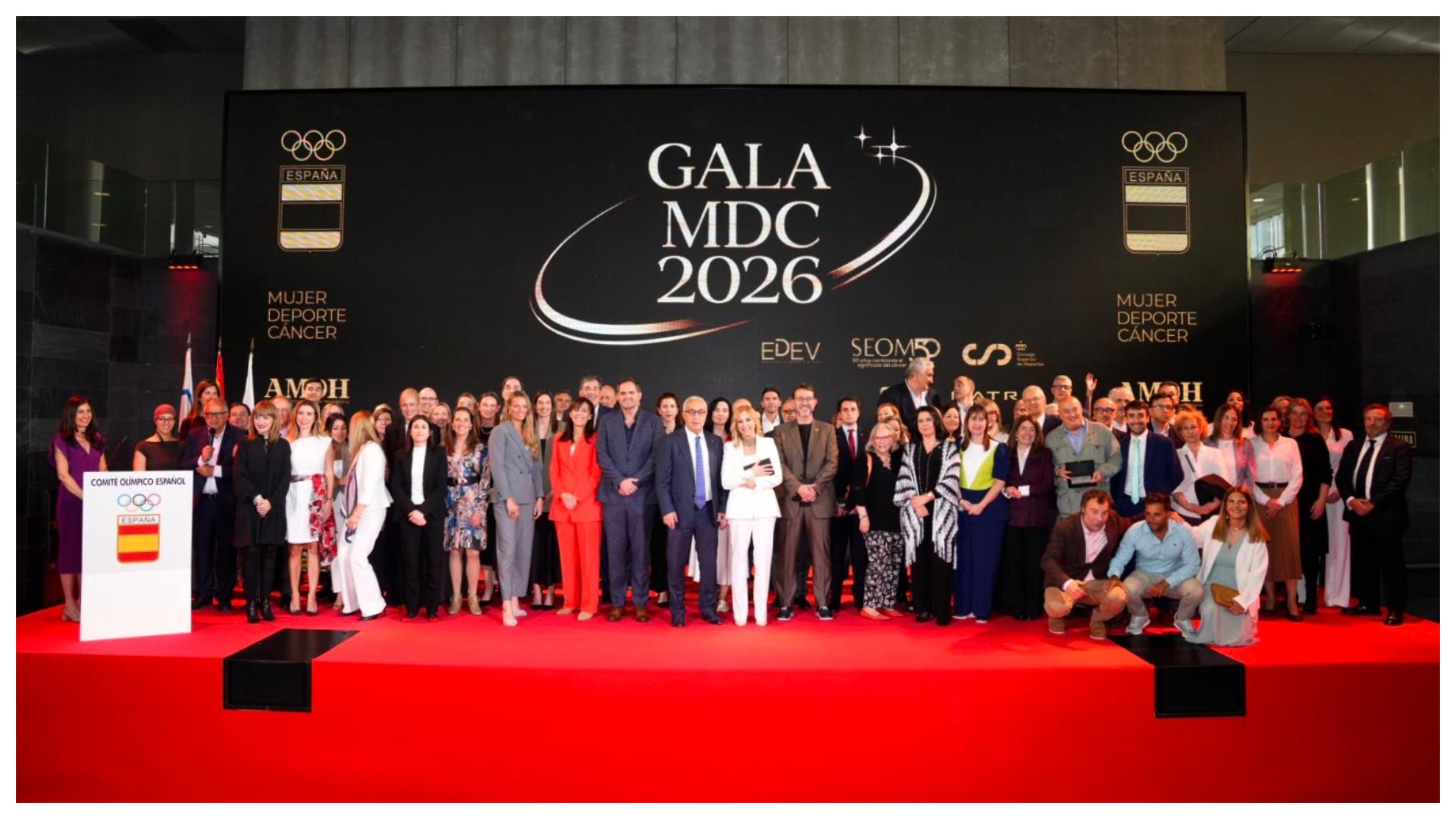 Foto de familia de la 'Gala Mujer Deporte y Cáncer'
