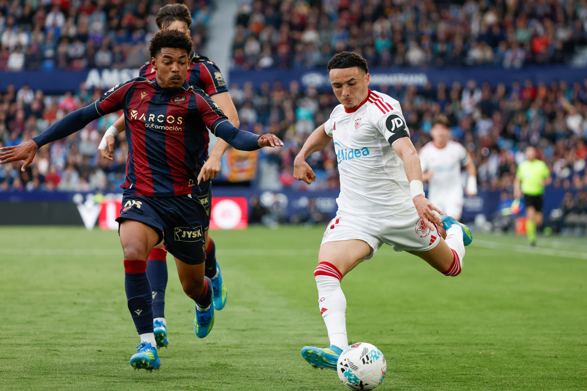 Rubén Vargas pelea un balón con Kareem Tunde.