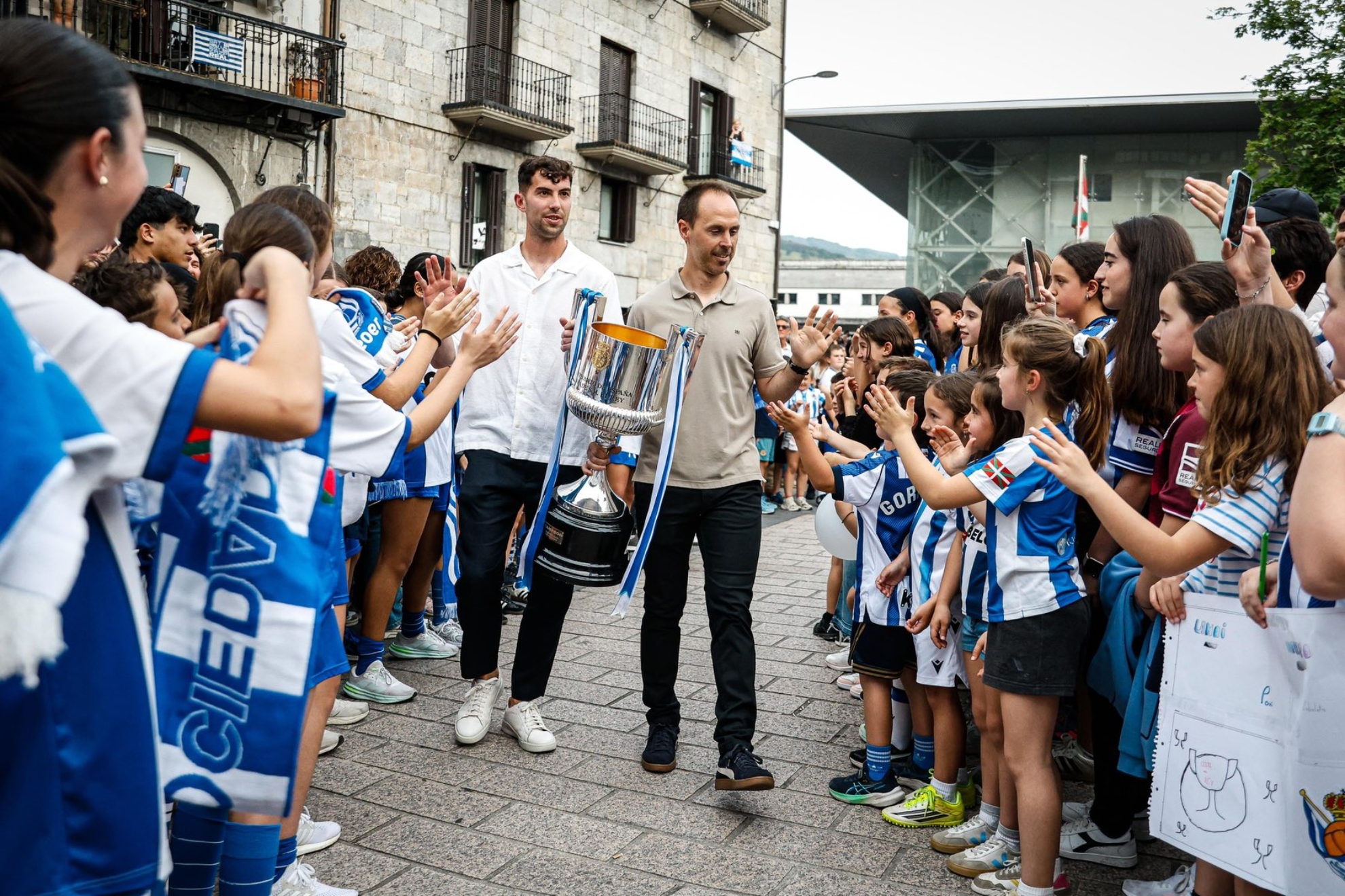 Marrero y Agirrezabalaga, entre el pasillo humano de la plaza Mayor de Azpeitia.