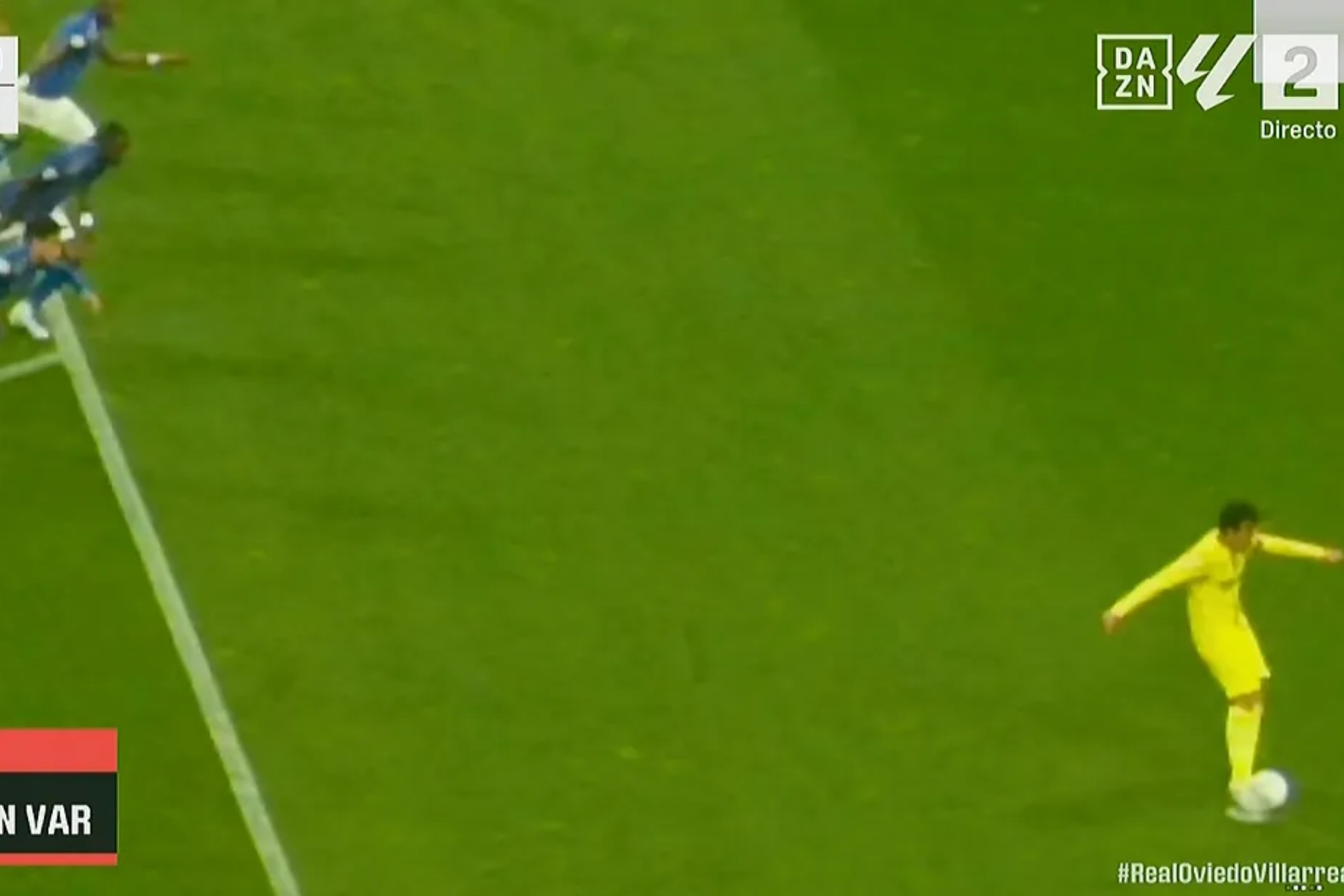 Parejo, lanzando el penalti.