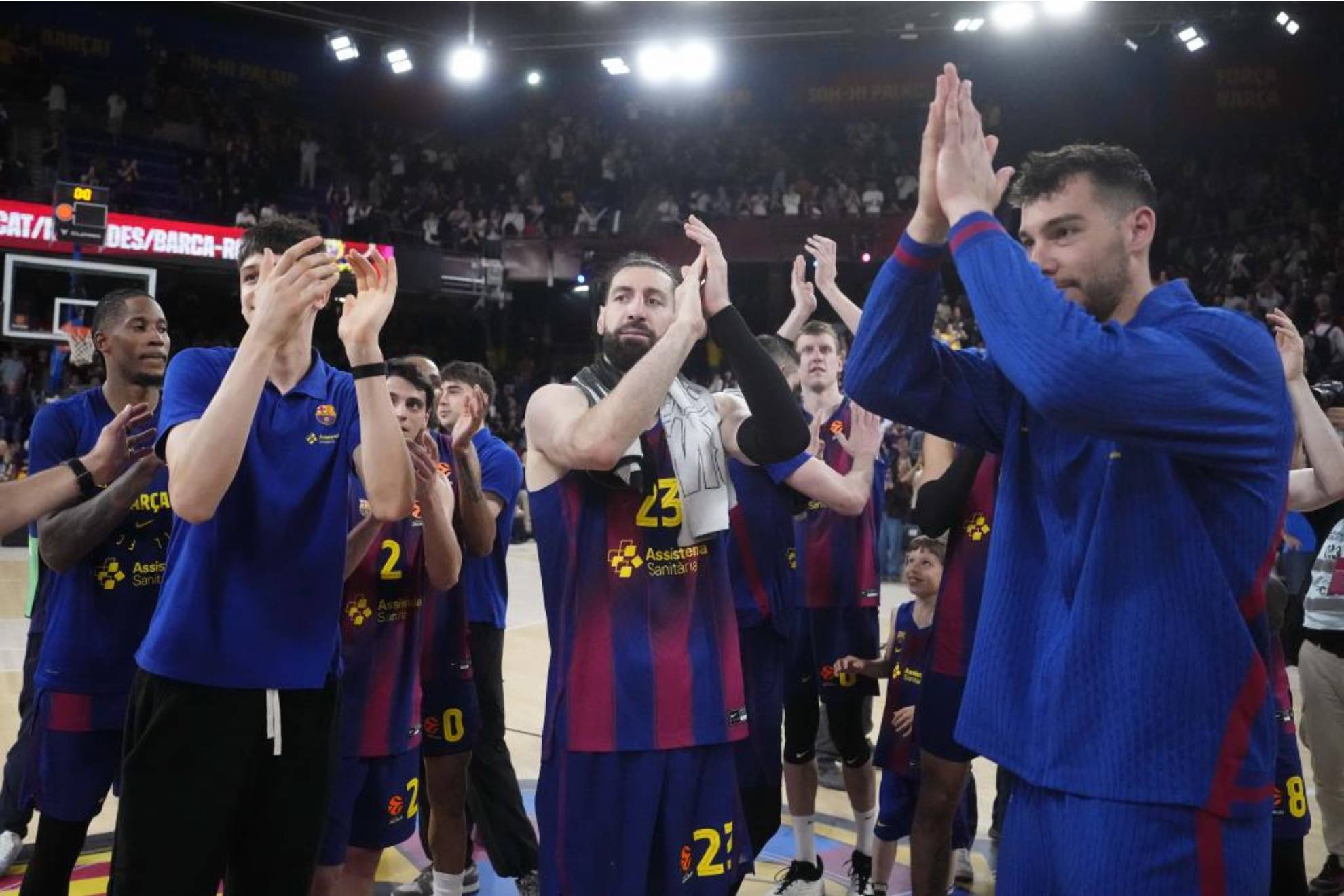 Los jugadores del Barcelona aplauden después de una victoria en el Palau.