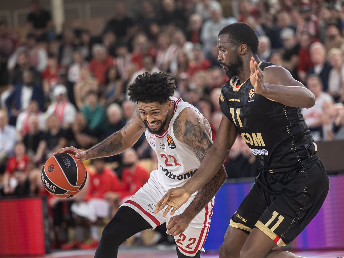 Alpha Diallo, defendiendo a Tyler Dorsey.