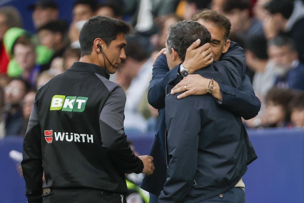 Luis García abraza a Luís Castro antes del partido.