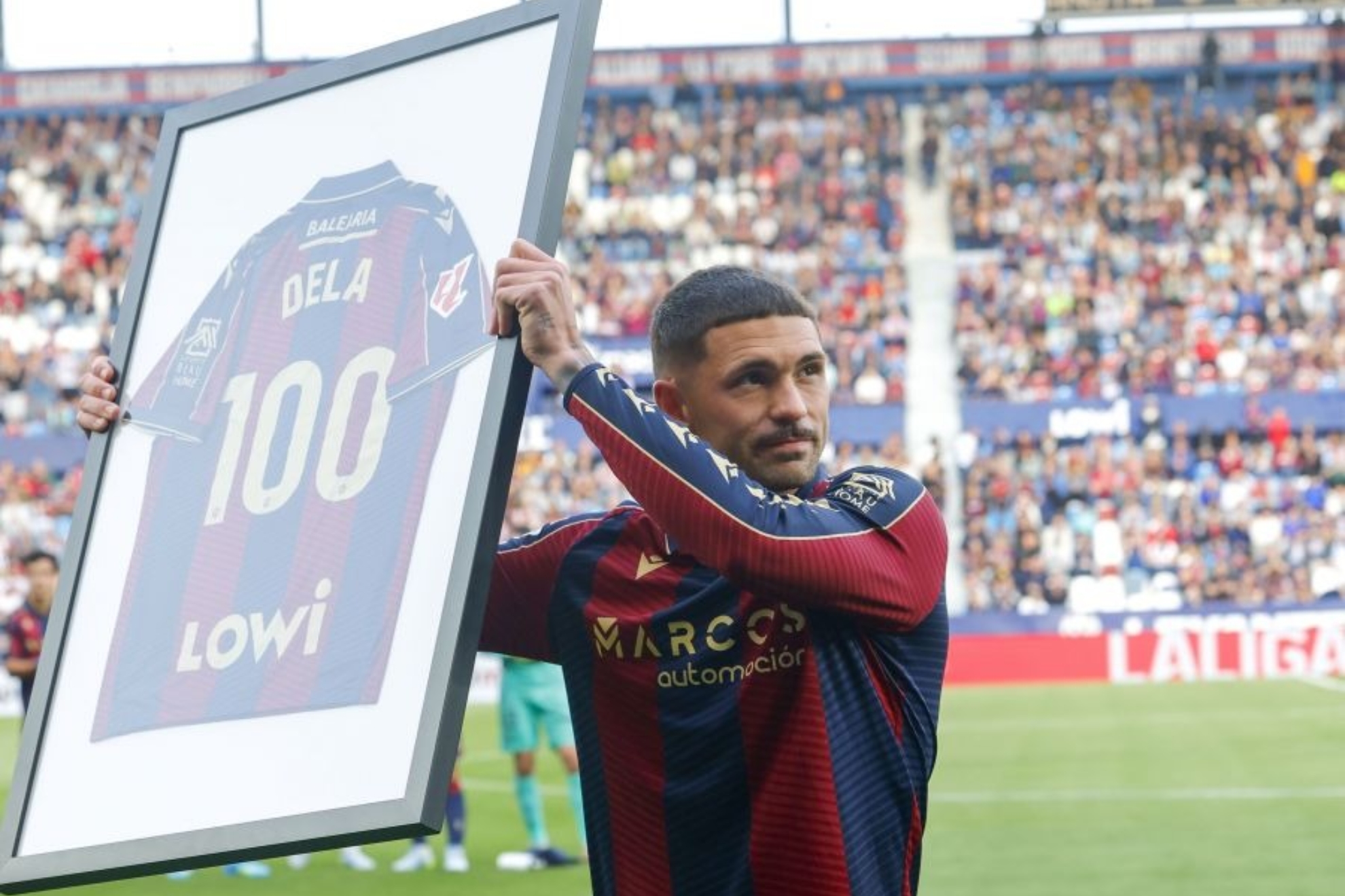 Dela, homenajeado al inicio.