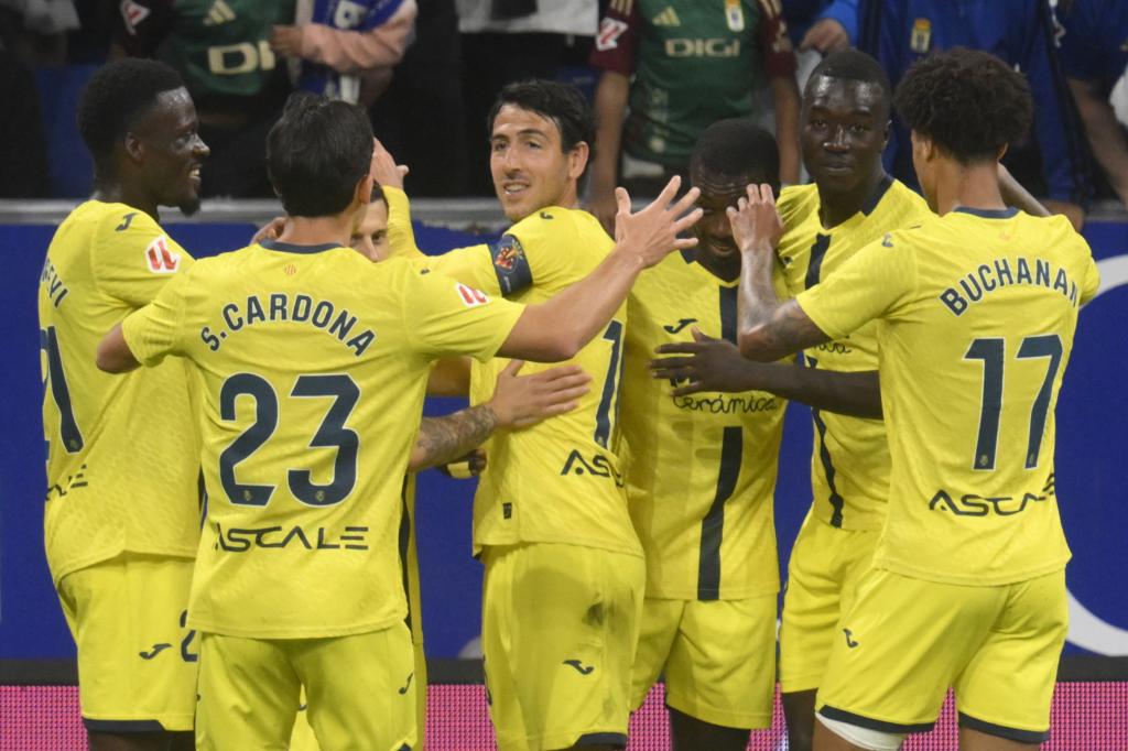 Los jugadores del Villarreal celebran el gol de penalti de Pépé.