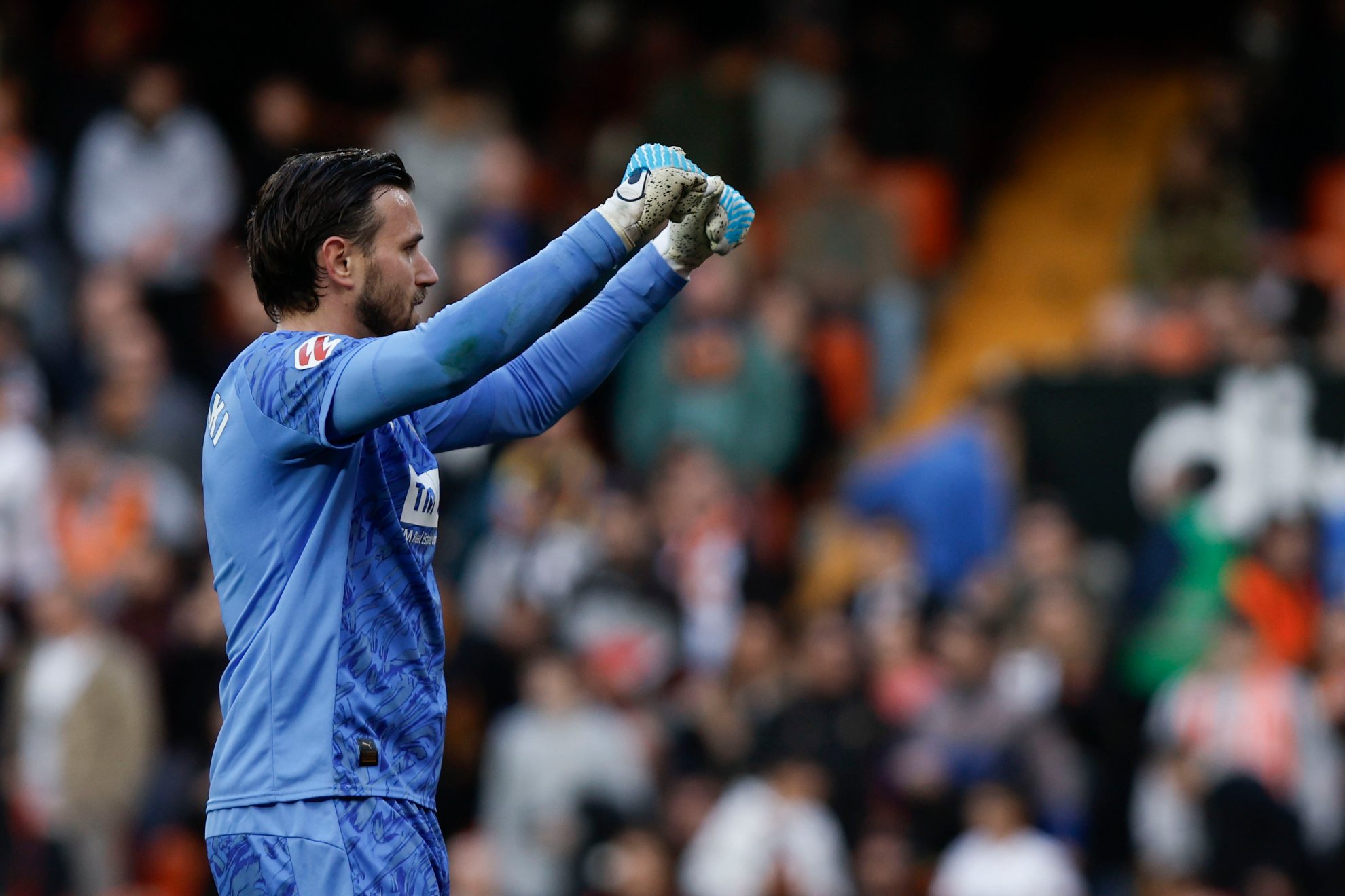 Dimitrievski, durante el partido contra Osasuna, en Mestalla.