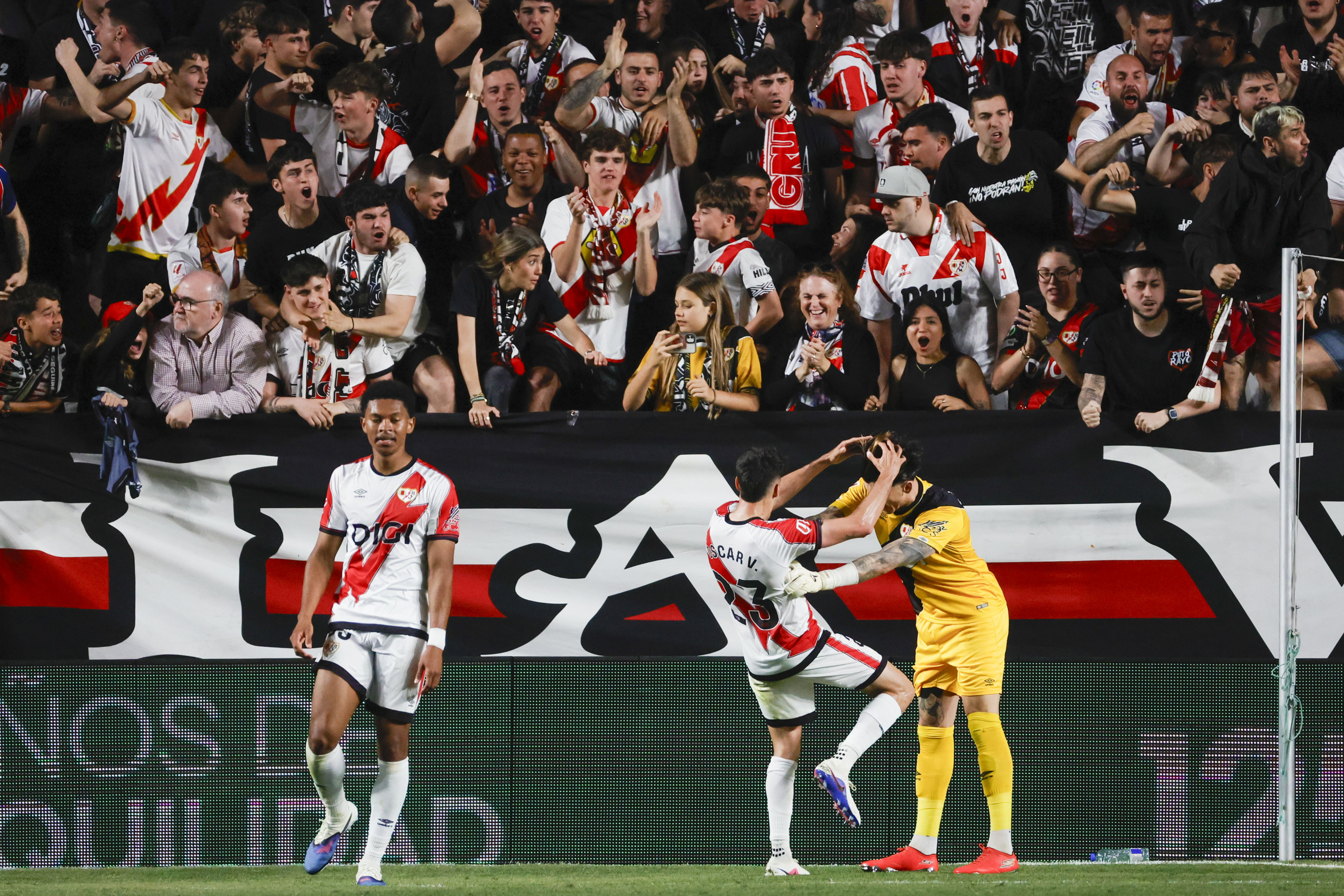 Iñigo Pérez deciphers the song of "Damn Lightning!" from the Vallecas fans to their Rayo: "It's a metamorphosis"