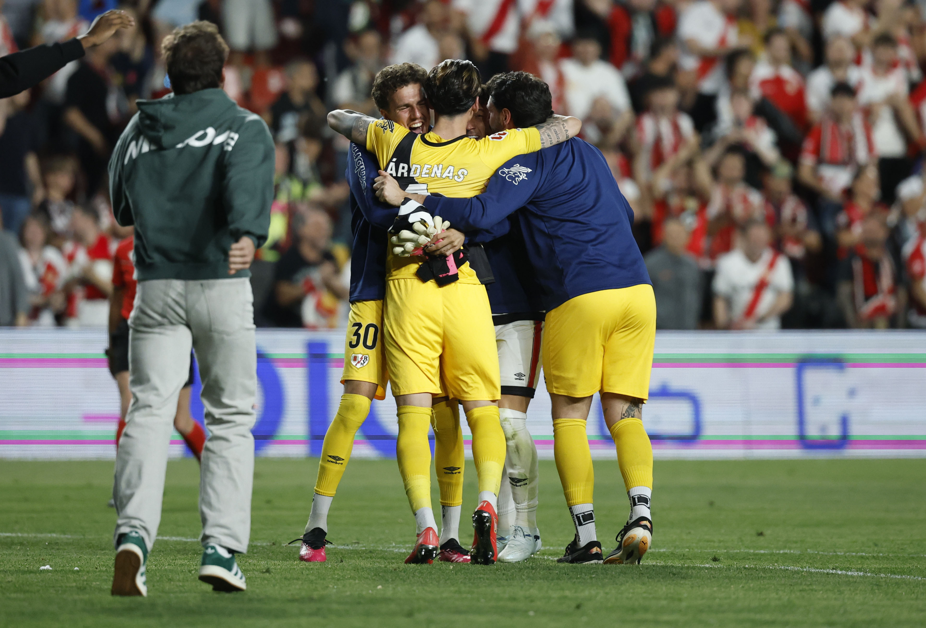 Iñigo Pérez deciphers the song of "Damn Lightning!" from the Vallecas fans to their Rayo: "It's a metamorphosis"