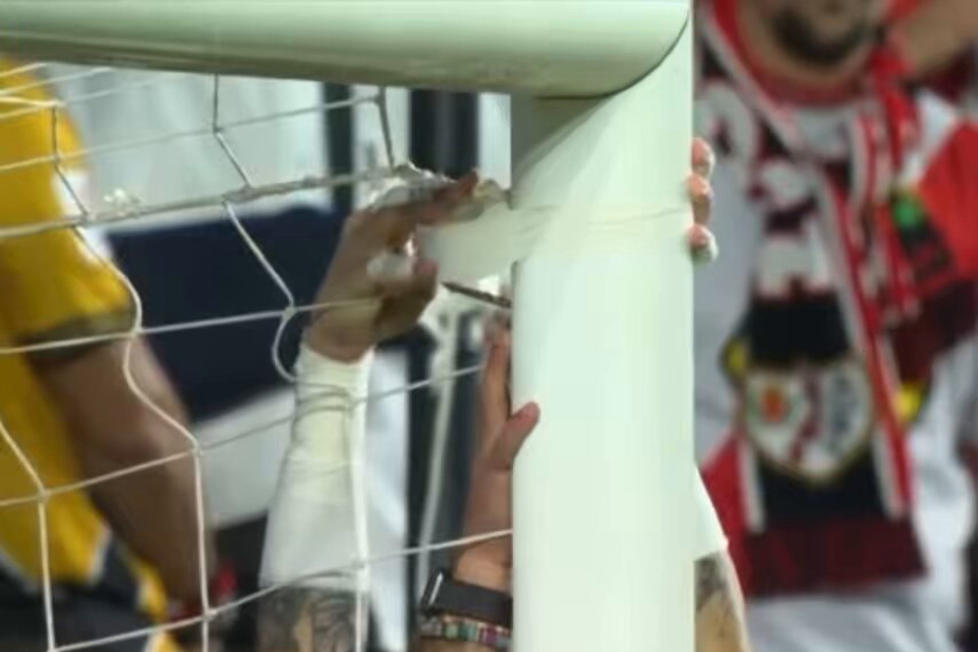 Cárdenas, arreglando la portería.