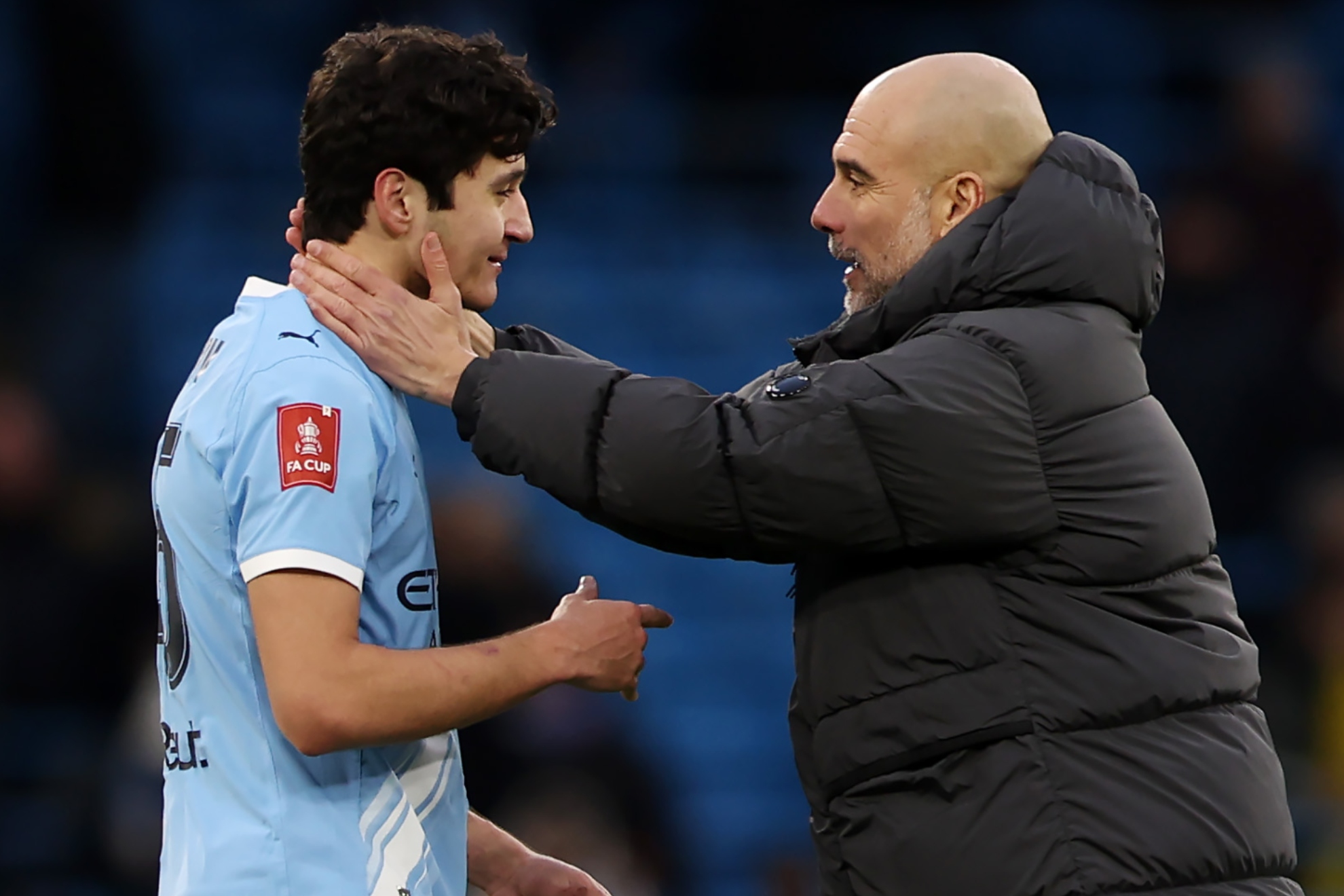 Pep Guardiola felicita a Abdukodir Khusanov.