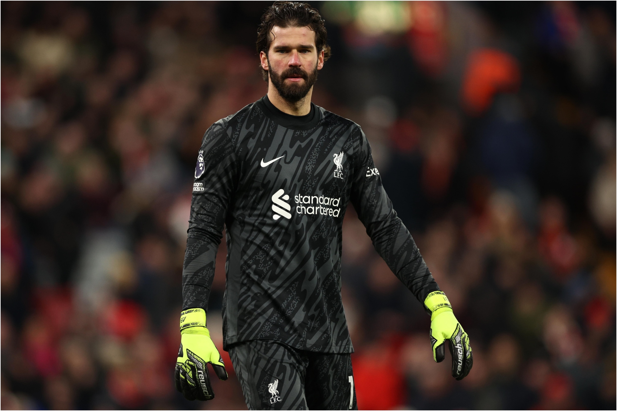 Alisson Becker durante un partido con el Liverpool.