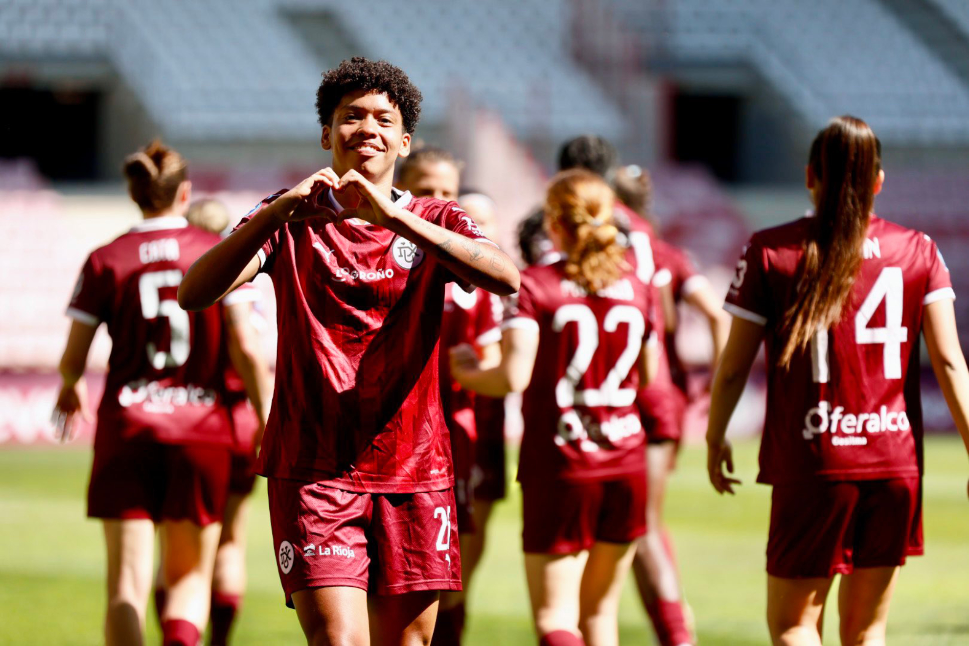 Rebeca Costa celebra un gol con el DUX Logroño ante el Sevilla en Las Gaunas.