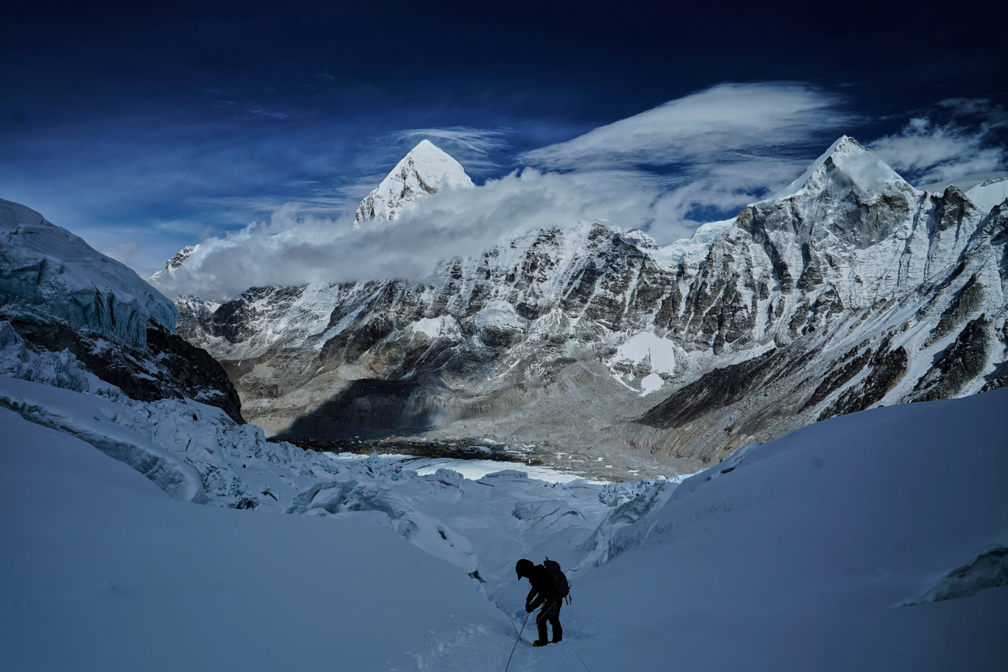 El monte Pumori (centro, izquierda), de fondo mientras un montañero avanza por la cascada de hielo Khumbu para descencer al campo base del Everest, en Nepal, el 4 de mayo de 2025.