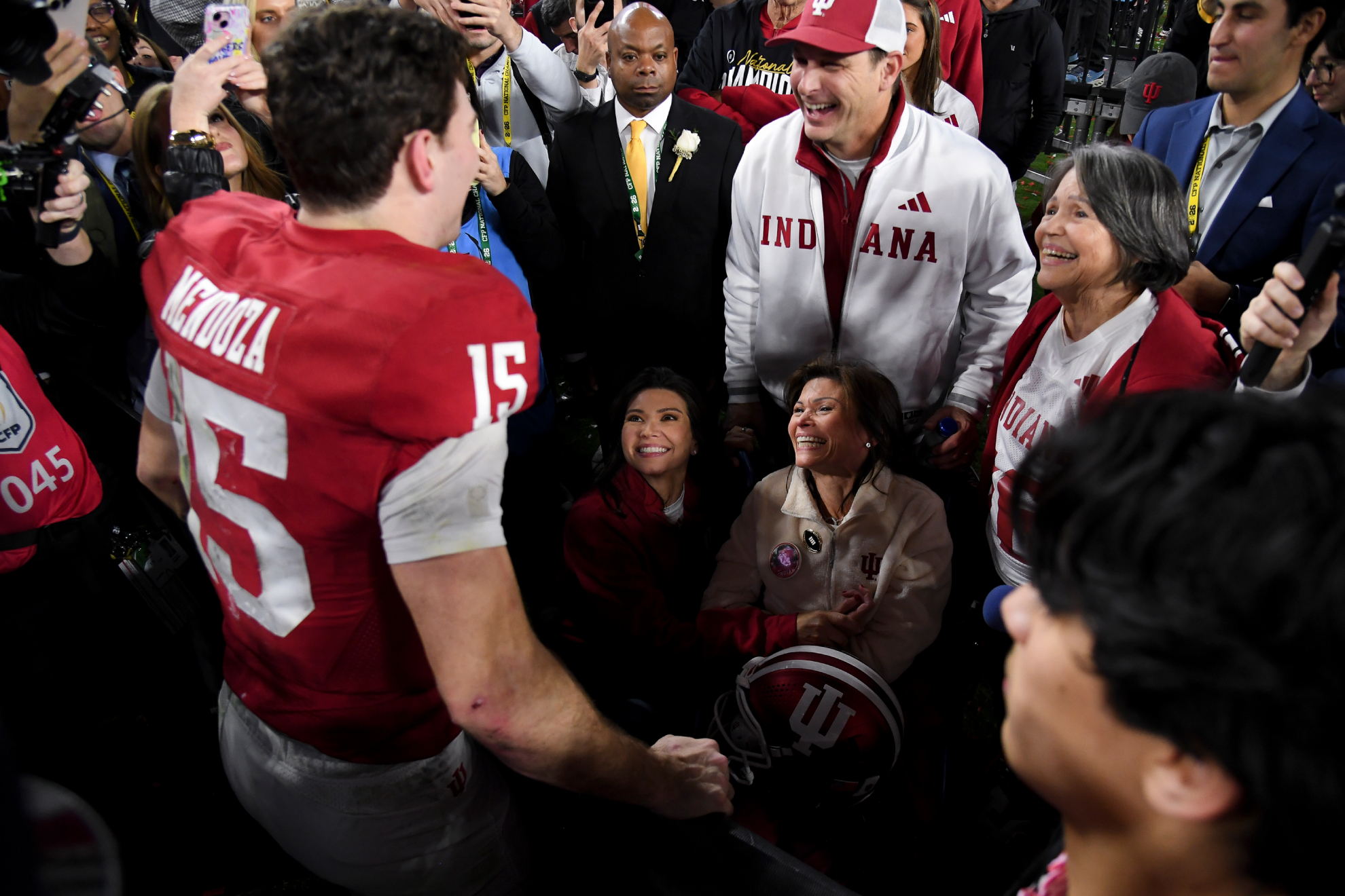 Fernando Mendoza, junto a su madre y el resto de la familia tras ganar el título con Indiana.