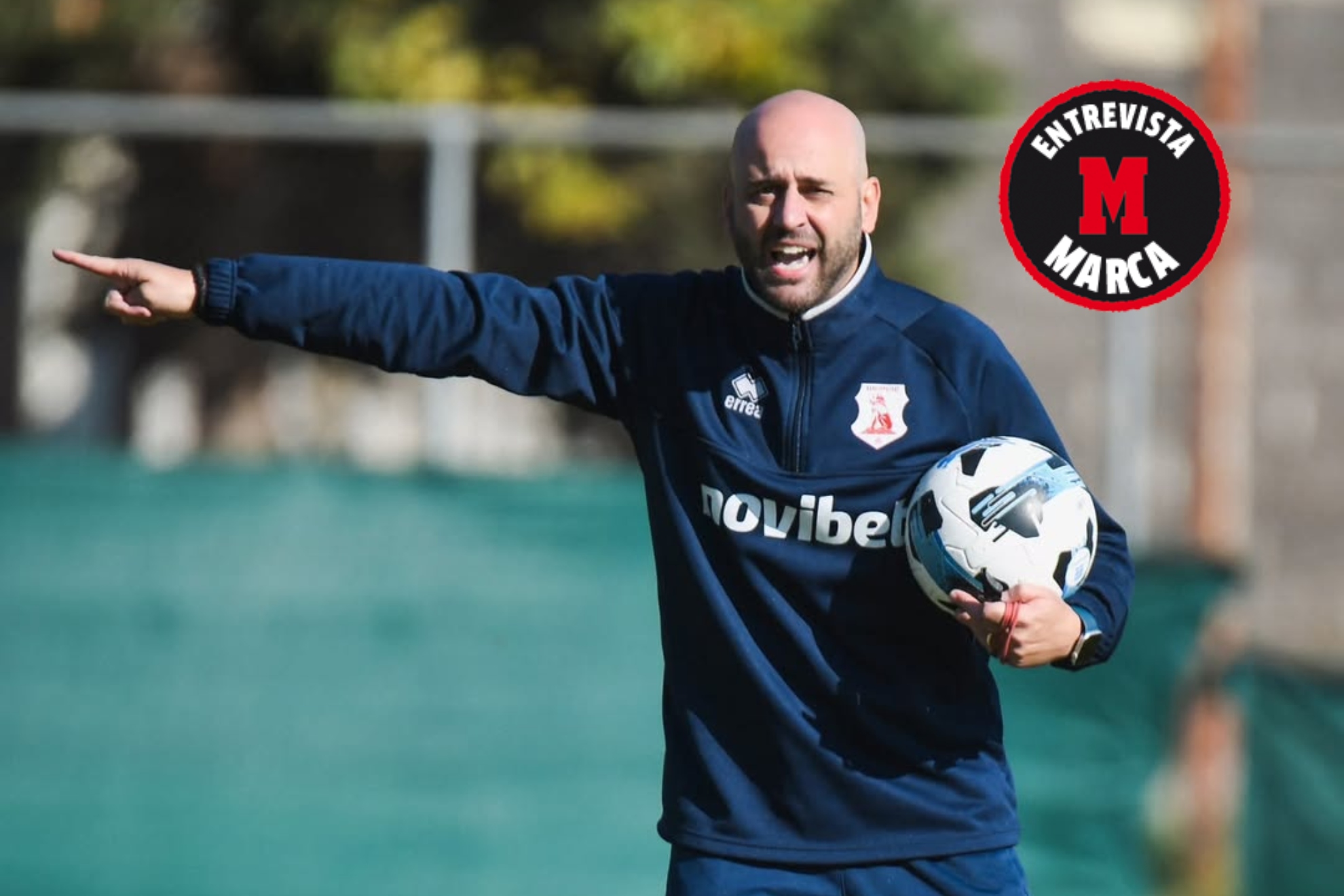 Gerard Zaragoza da indicaciones en un entrenamiento.