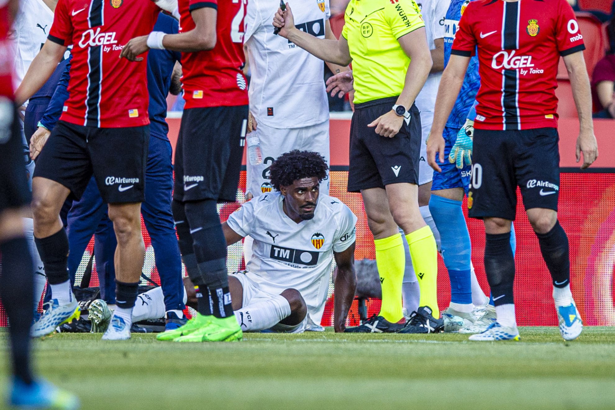 Thierry, en el momento de pedir el cambio durante el partido contra el Mallorca.