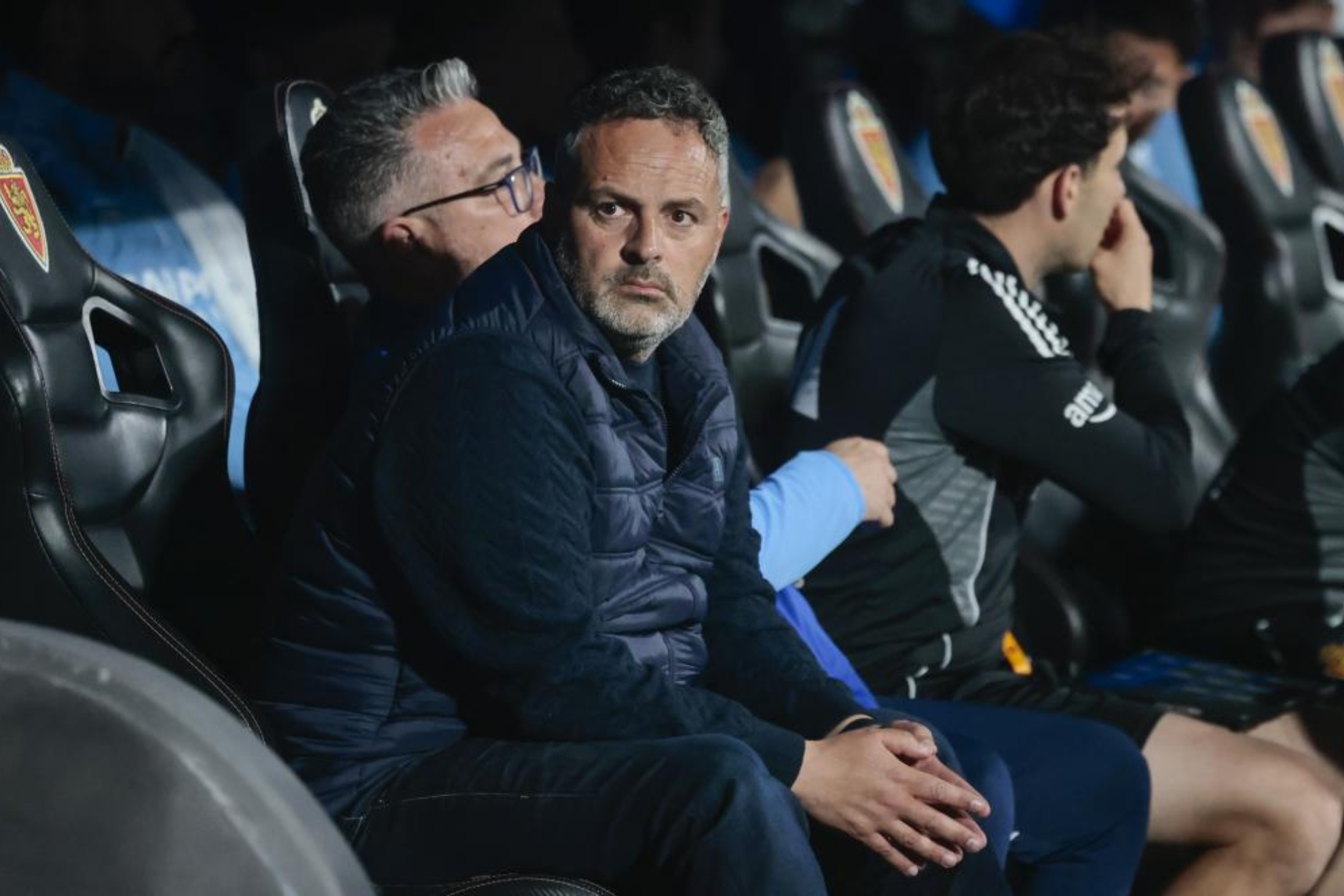 David Navarro, sentado en el banquillo antes de un partido.