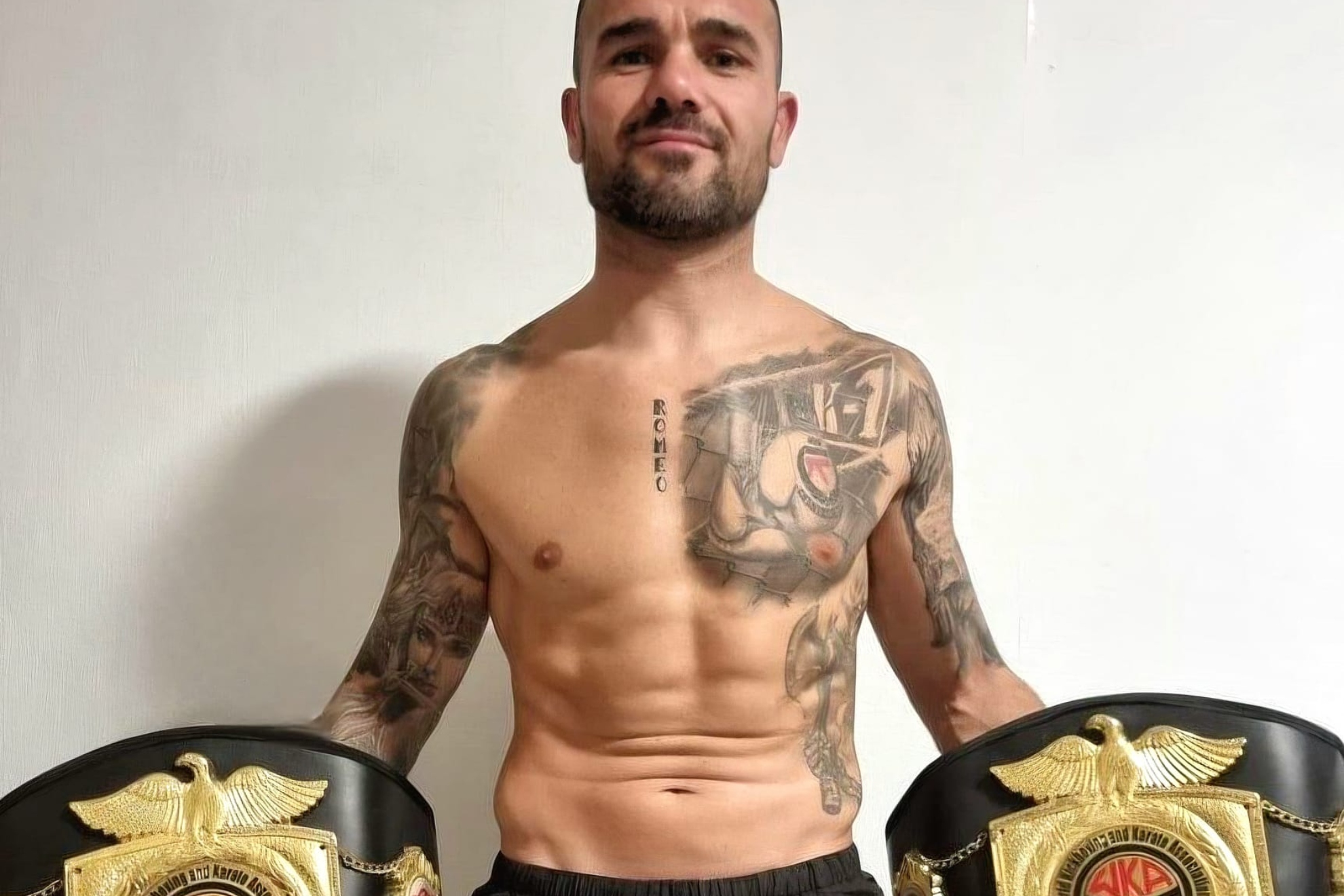 Juan ‘La Avispa’ Martos, junto a dos cinturones.