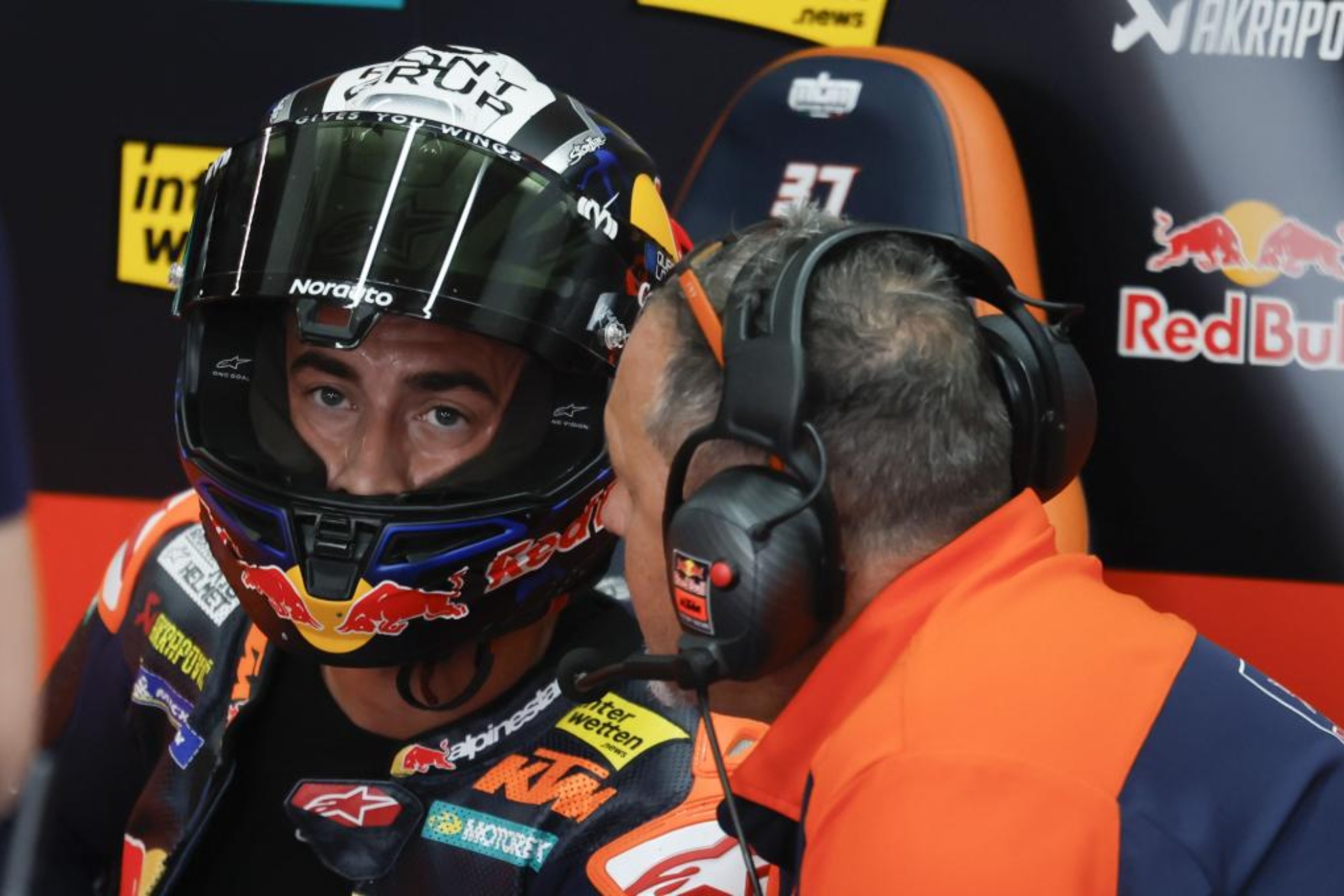 Acosta escucha a su técnico, Paul Trevathan, en Jerez.