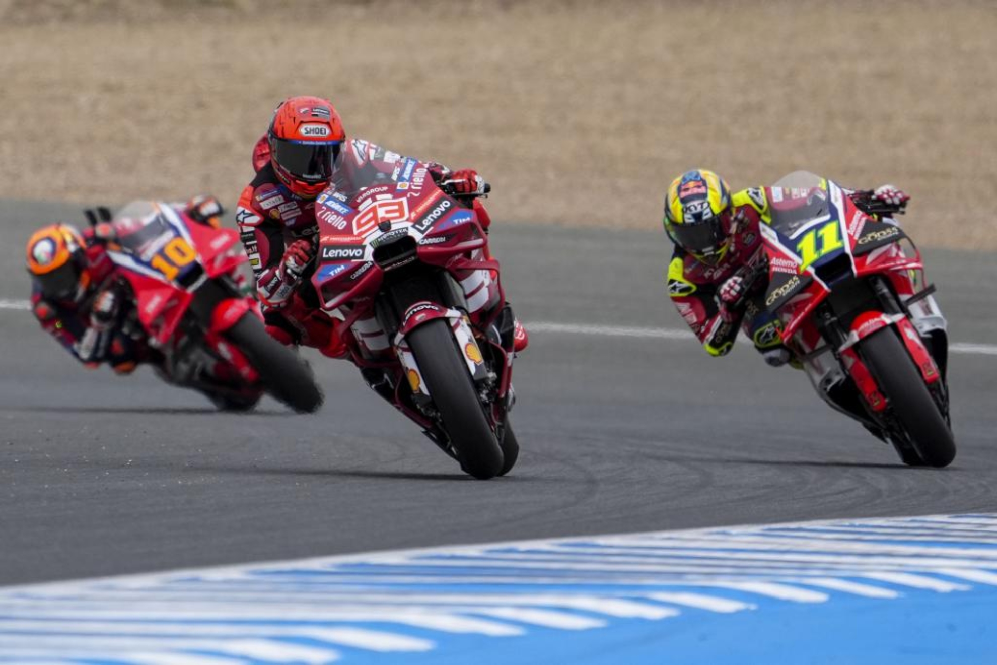 Marc Márquez, con Moreira y Marini detrás, en Jerez.
