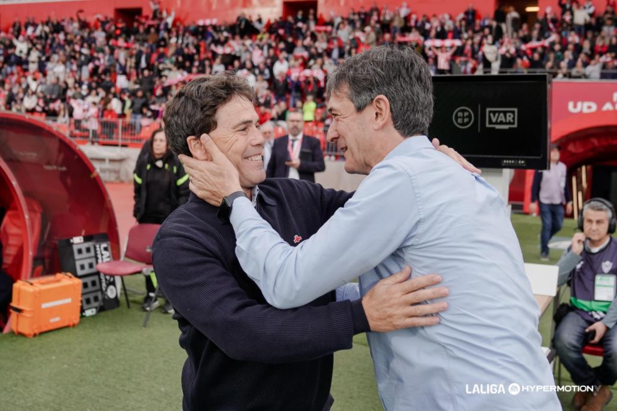Rubi y pacheta se saludan antes de un partido.