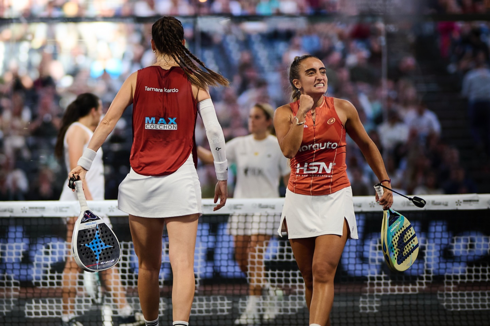 Claudia Jensen y Tamara Icardo celebrando la victoria.