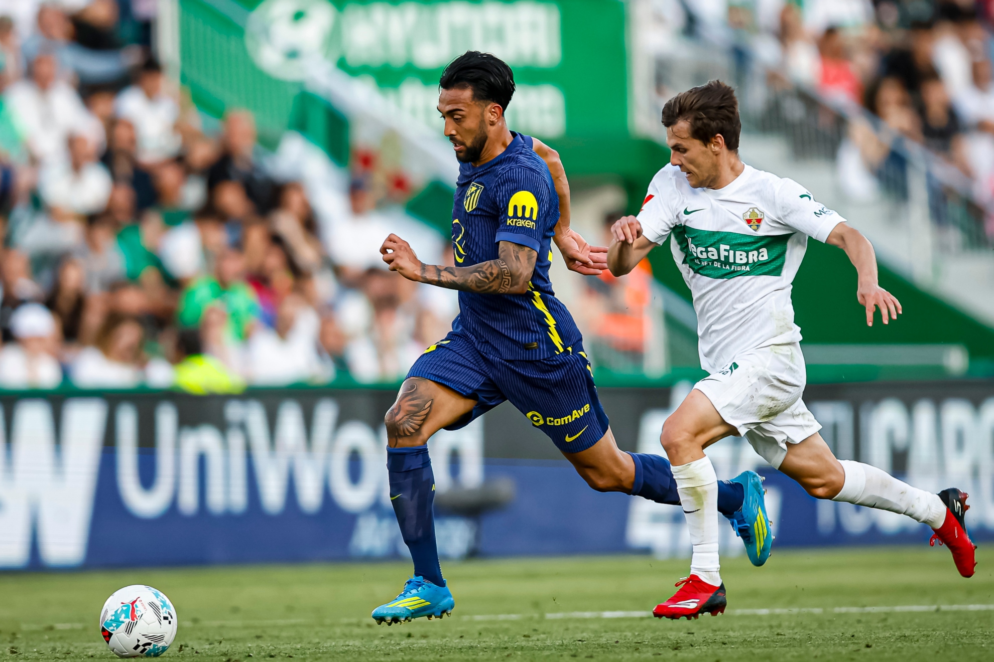 NICO GONZALEZ CONDUCE EL BALÓN ANTES DE MARCAR AL ELCHE.