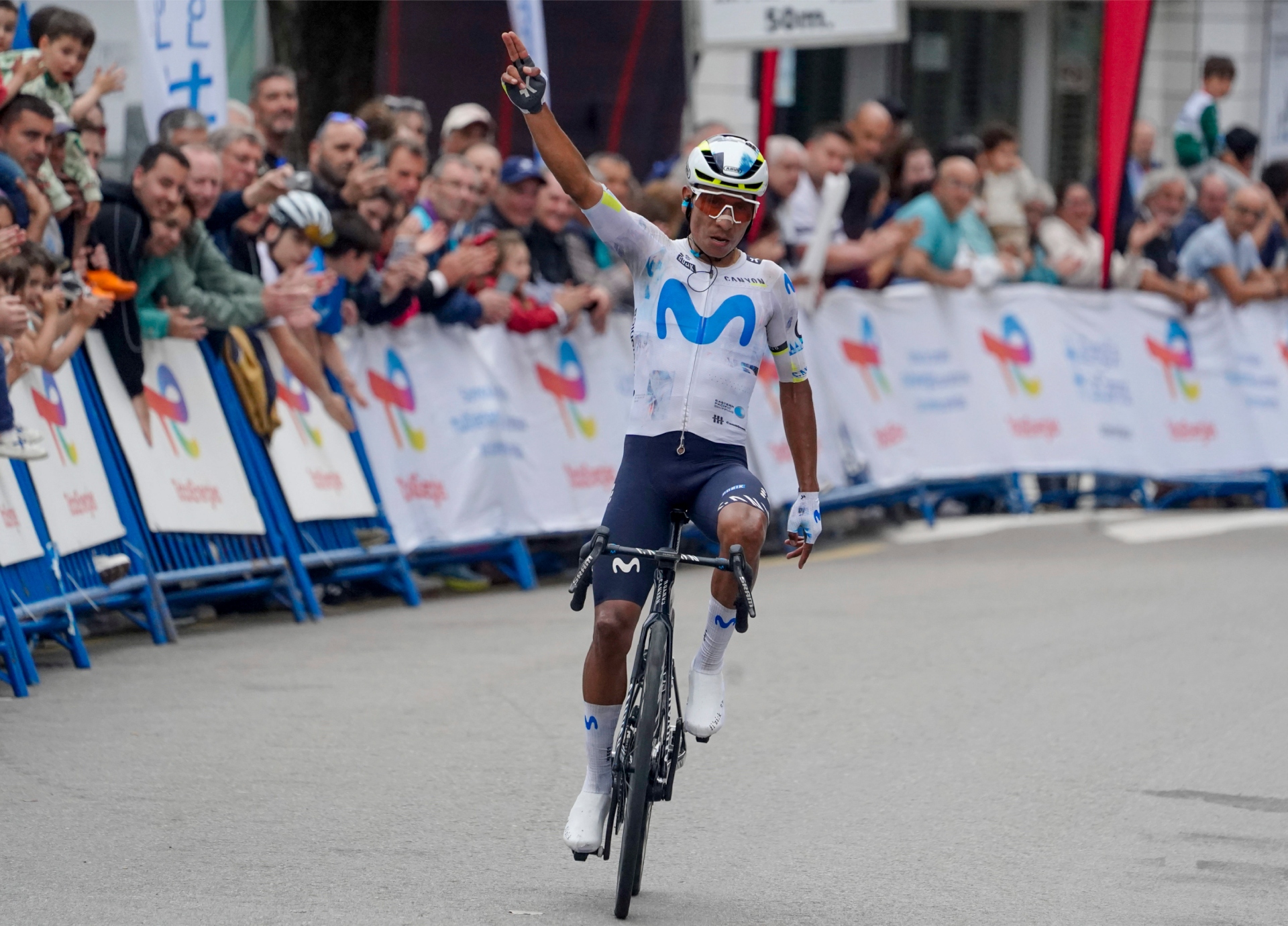 El contundente ataque de Nairo Quintana para conquistar la etapa reina en Asturias.