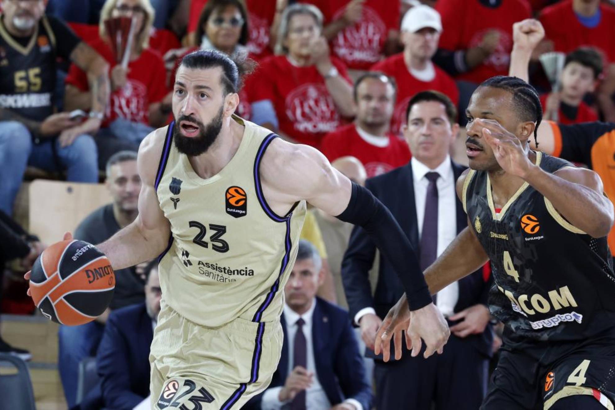 Tornike Shengelia trata de escapar de la defensa de Jaron Blossomgame.