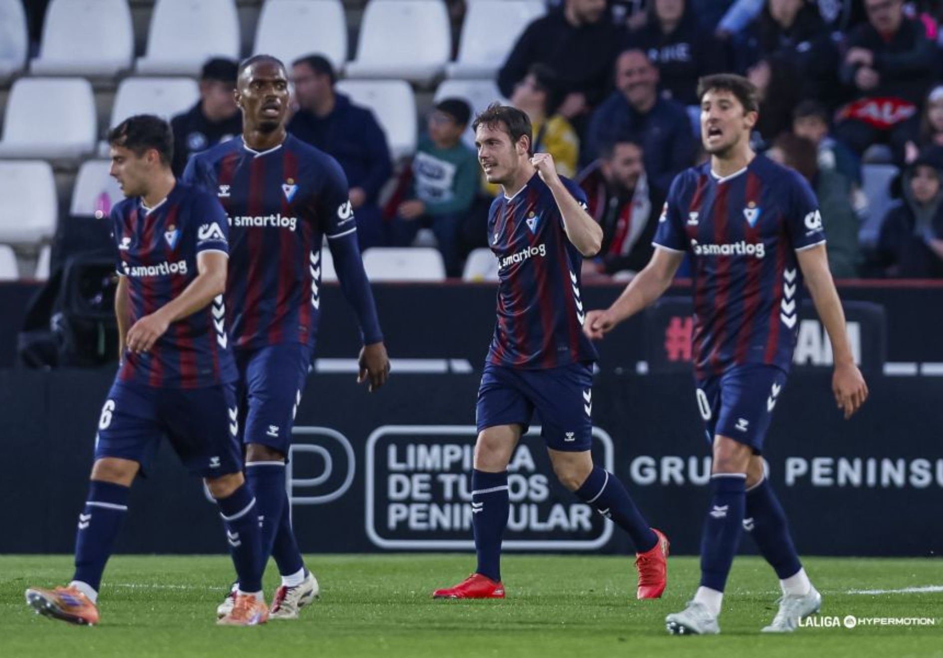 Batista celebra su segundo gol al Albacete ante sus compañeros.