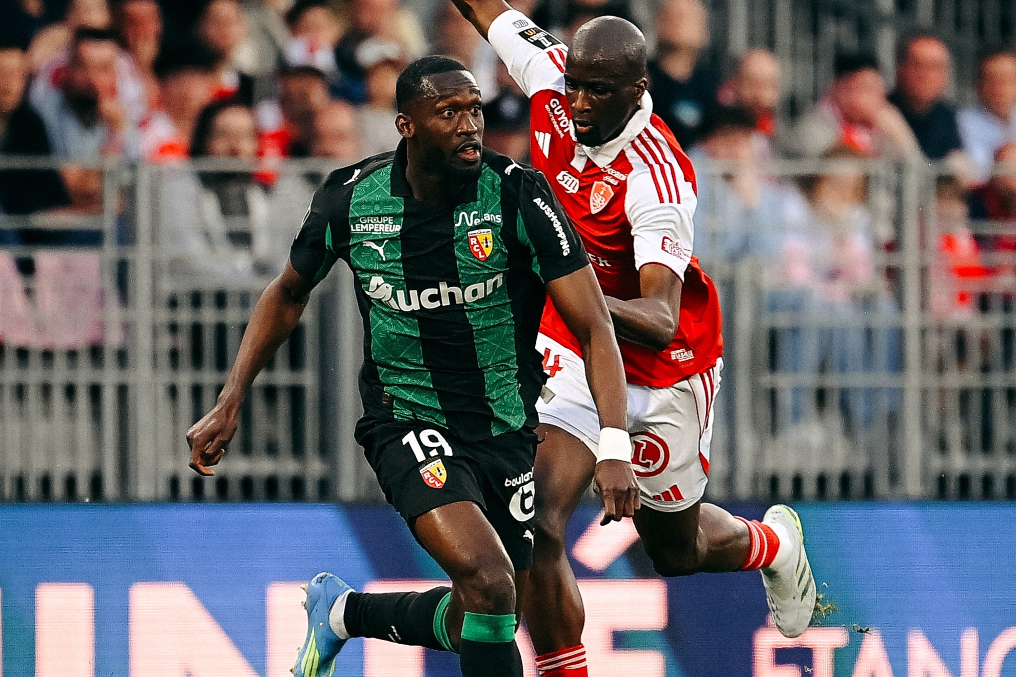 Imagen de un duelo en el Brest - Lens.