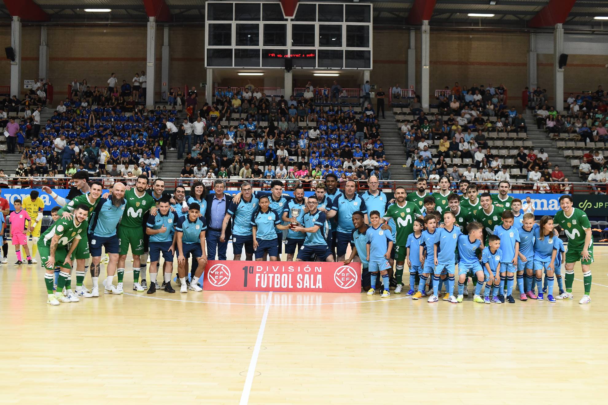Los jugadores de Movistar Inter posan con su equipo Inter Diversidad campéon de la 1ª División Femaddi
