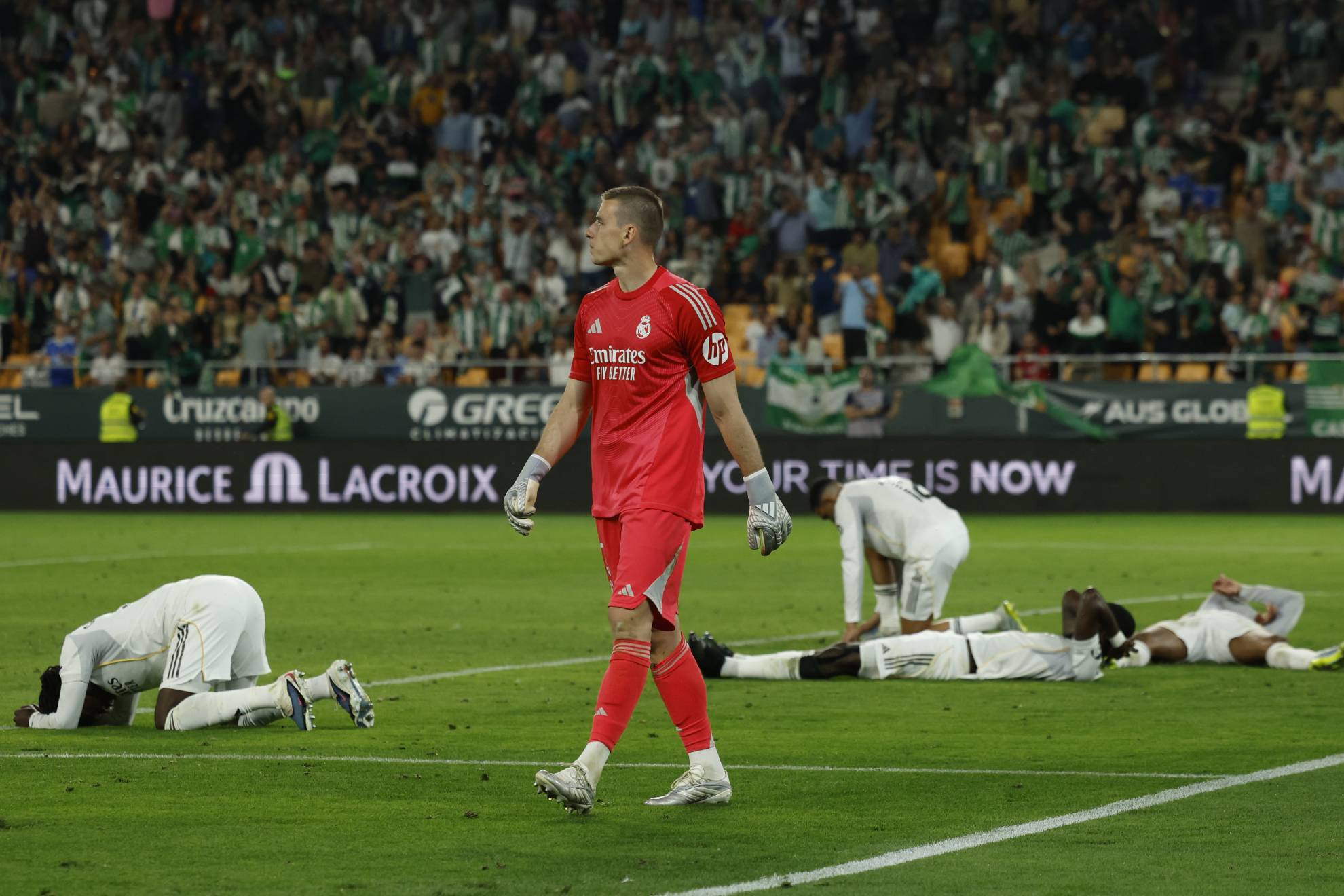 Lunin camina con varios de sus compañeros tirados tras el empate del Betis.