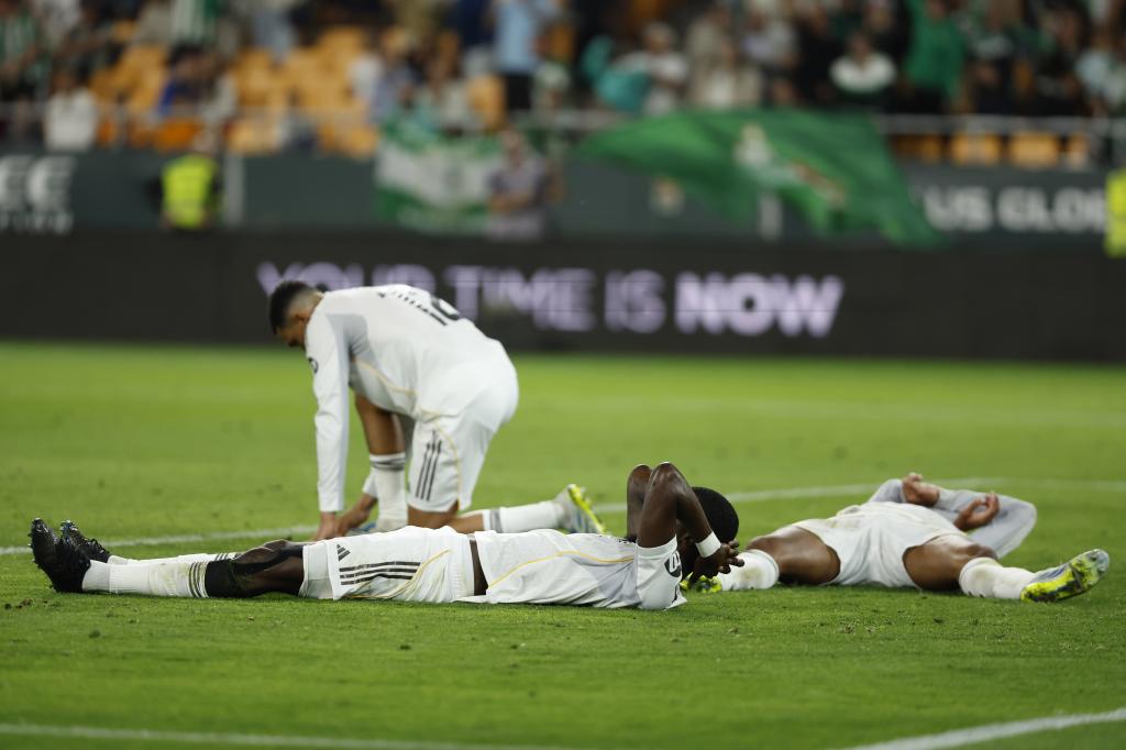 Los jugadores del Real Madrid, tras empatar ante el Betis en La Cartuja.