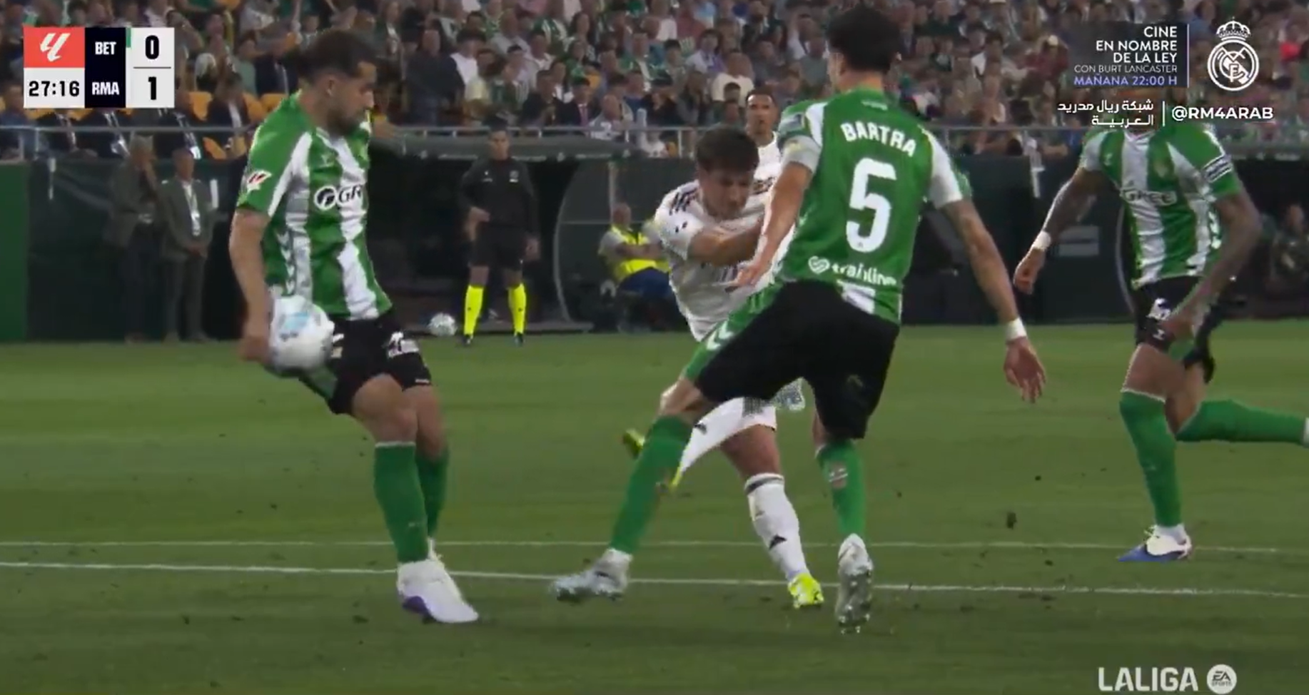 Ricardo Rodríguez corta con la mano el disparo de Brahim